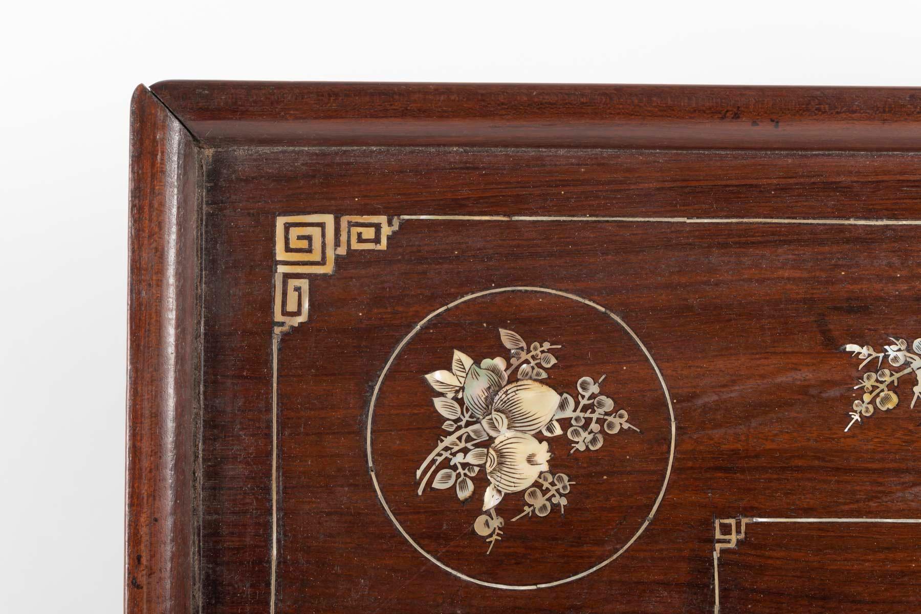 Exotic Dark Wood Rectangular Tray Inlaid with Mother of Pearl Floral Designs In Good Condition In Saint-Ouen, FR