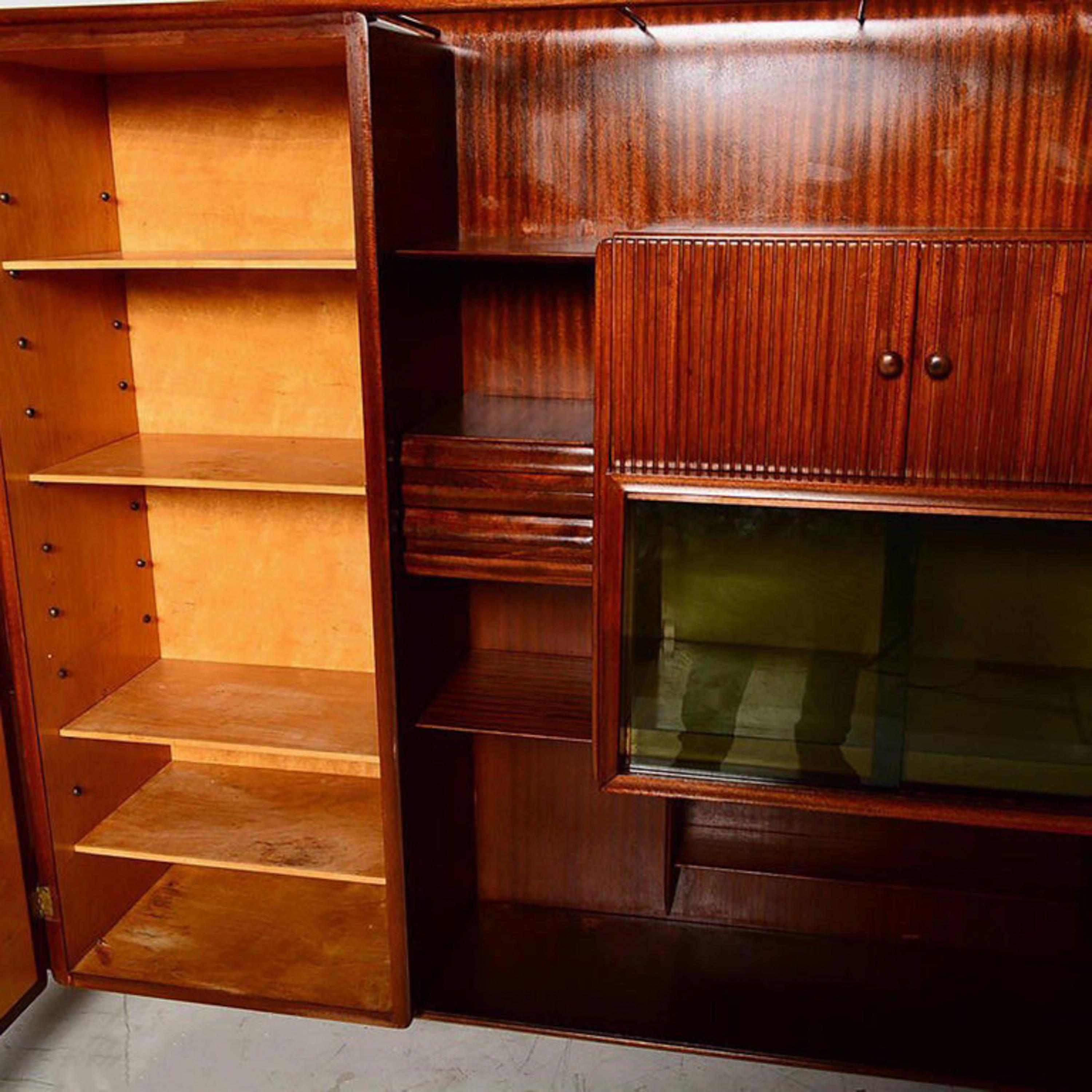 1950s Refined Luxury Grand Wall Unit Fine Sapele Mahogany Vittorio Dassi Italy  In Good Condition In Chula Vista, CA