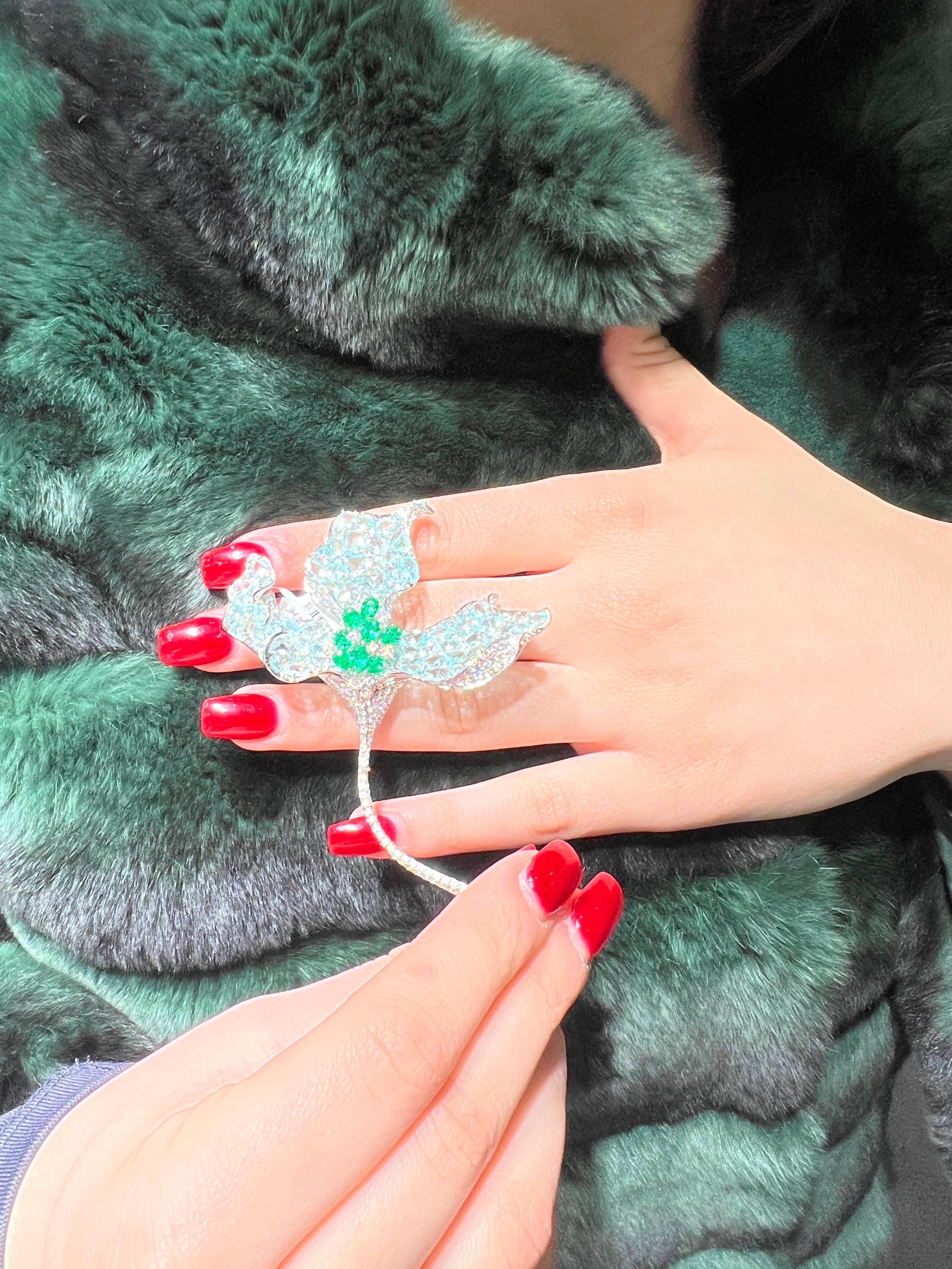 Contemporaneo Foglia floreale esotica da 25,30 carati totali di tormalina Paraiba con diamante e smeraldo in vendita