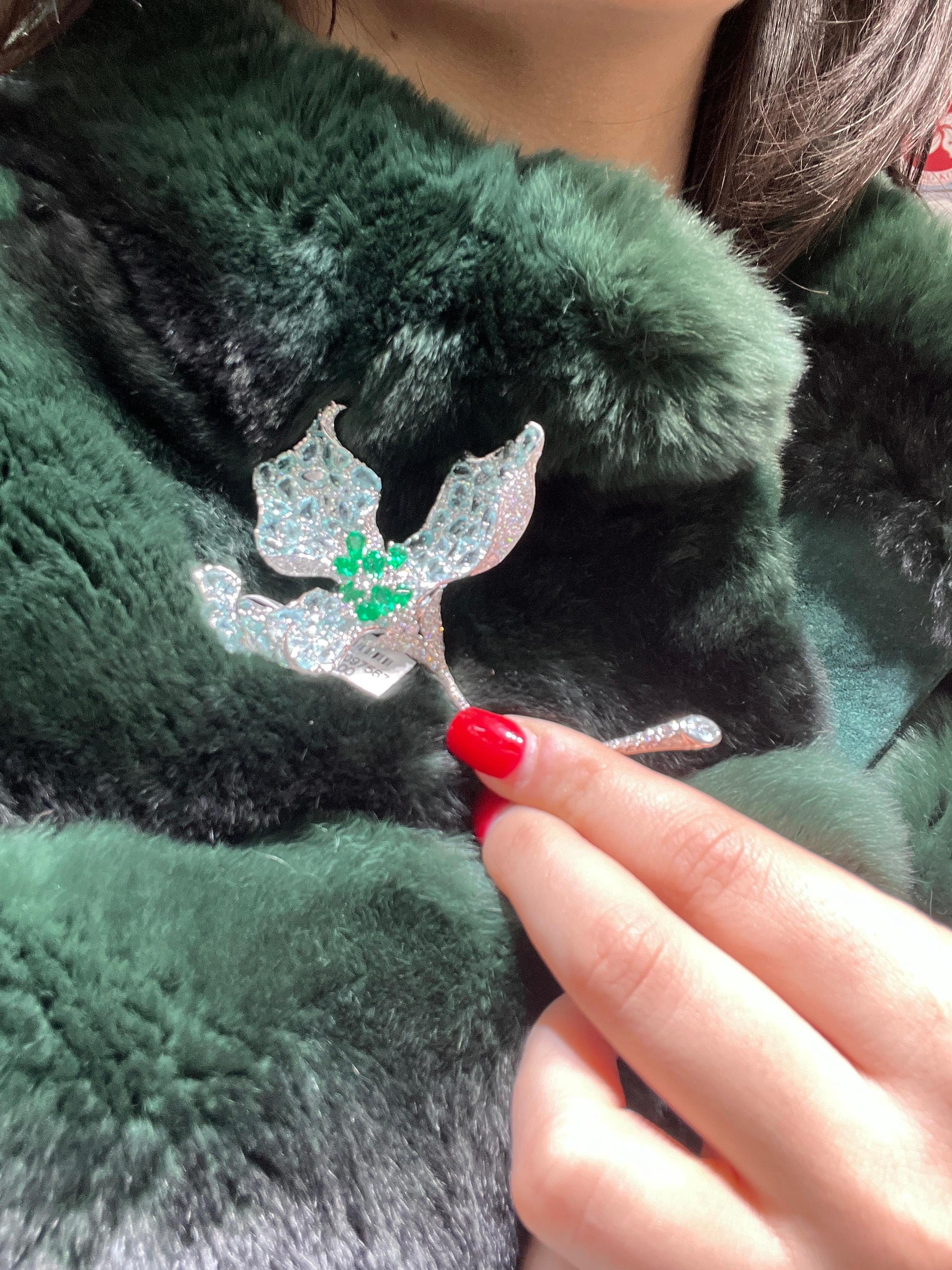 Taglio a rosa Foglia floreale esotica da 25,30 carati totali di tormalina Paraiba con diamante e smeraldo in vendita
