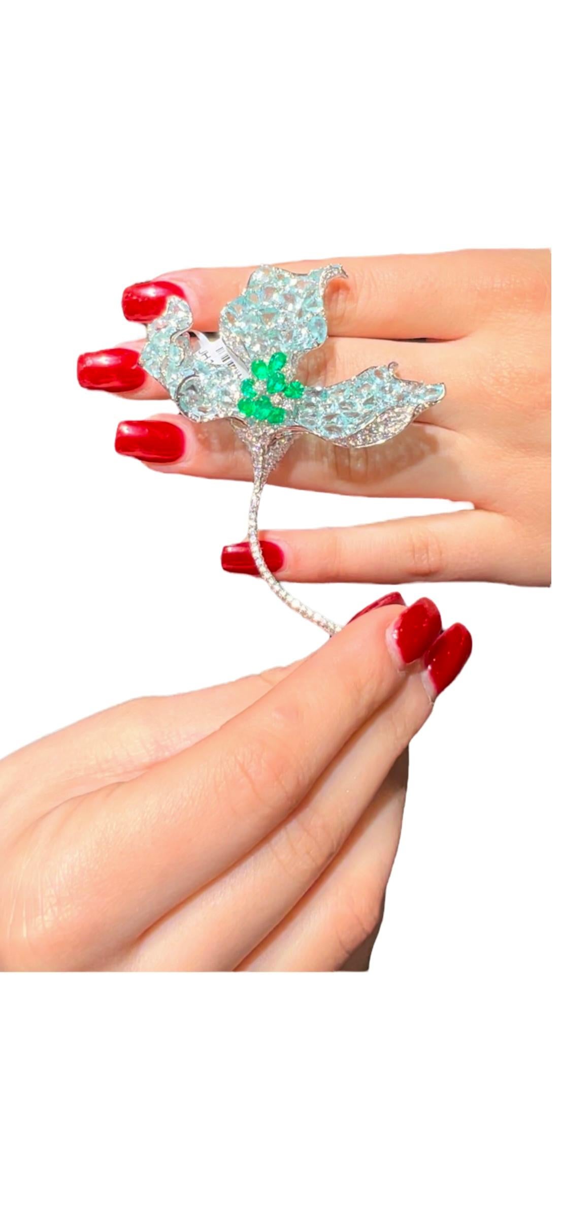 Donna Foglia floreale esotica da 25,30 carati totali di tormalina Paraiba con diamante e smeraldo in vendita