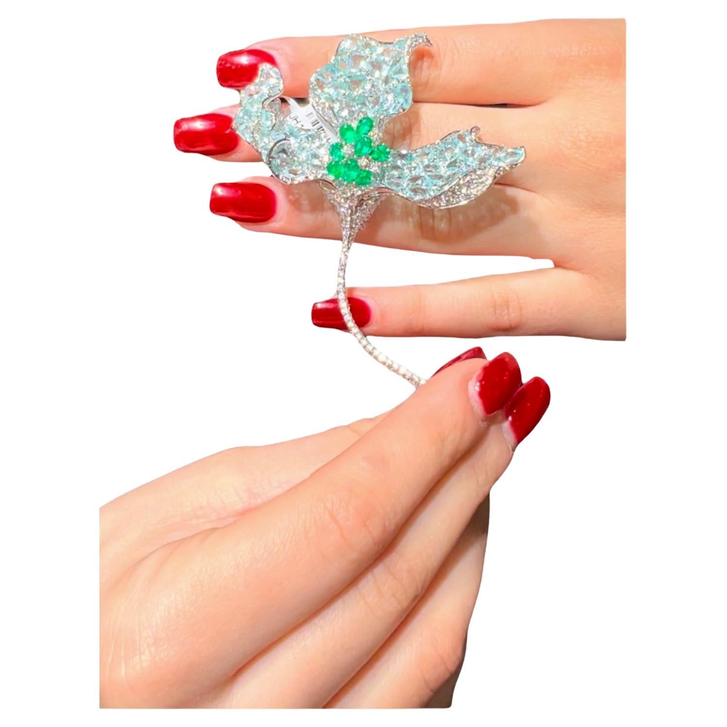 Foglia floreale esotica da 25,30 carati totali di tormalina Paraiba con diamante e smeraldo in vendita