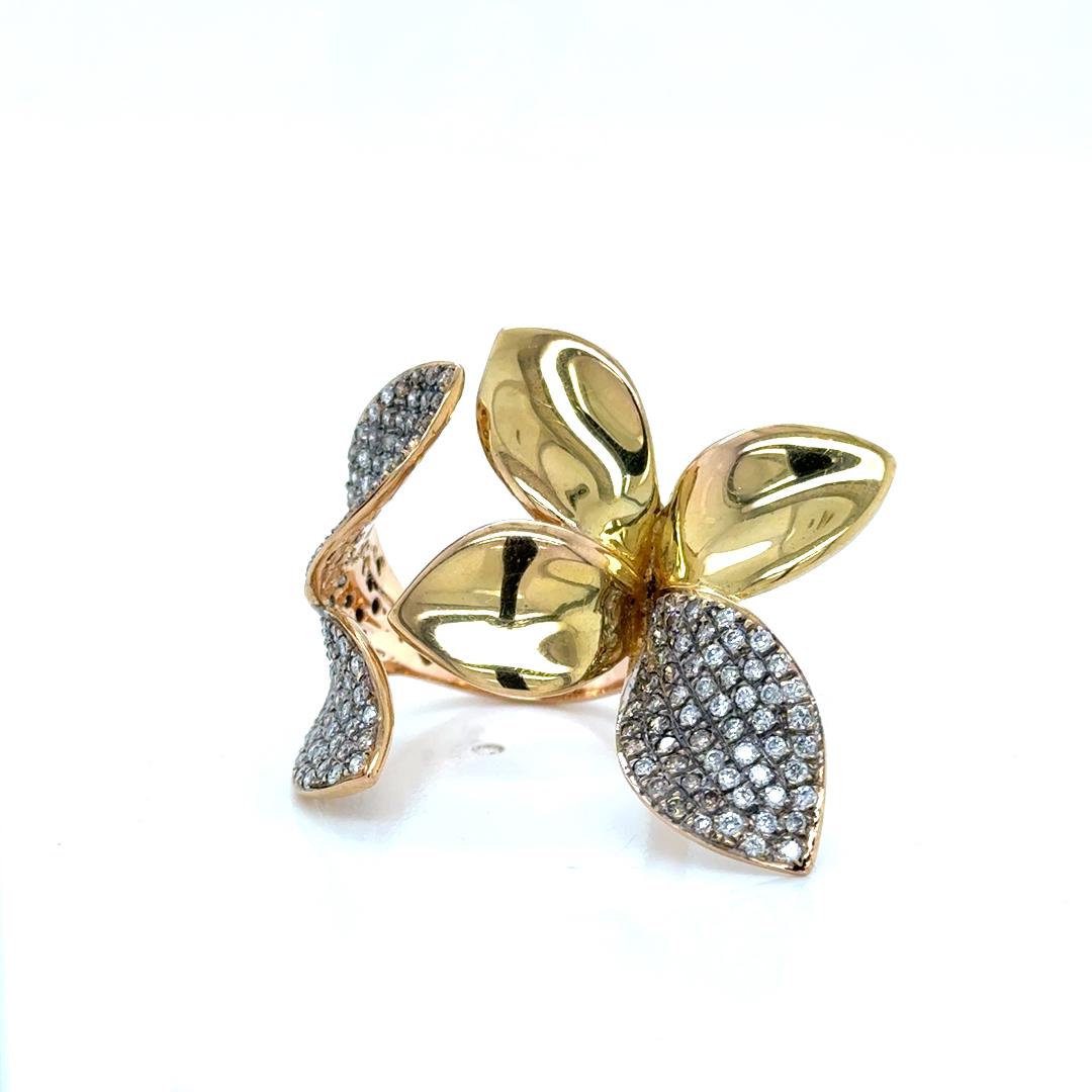 Inspirado en la rara belleza de la naturaleza, este exótico anillo floral está magistralmente elaborado en radiante oro de 18 quilates y adornado con 168 brillantes diamantes champán que suman 1,40 quilates (aprox.). Cada diamante está delicadamente
