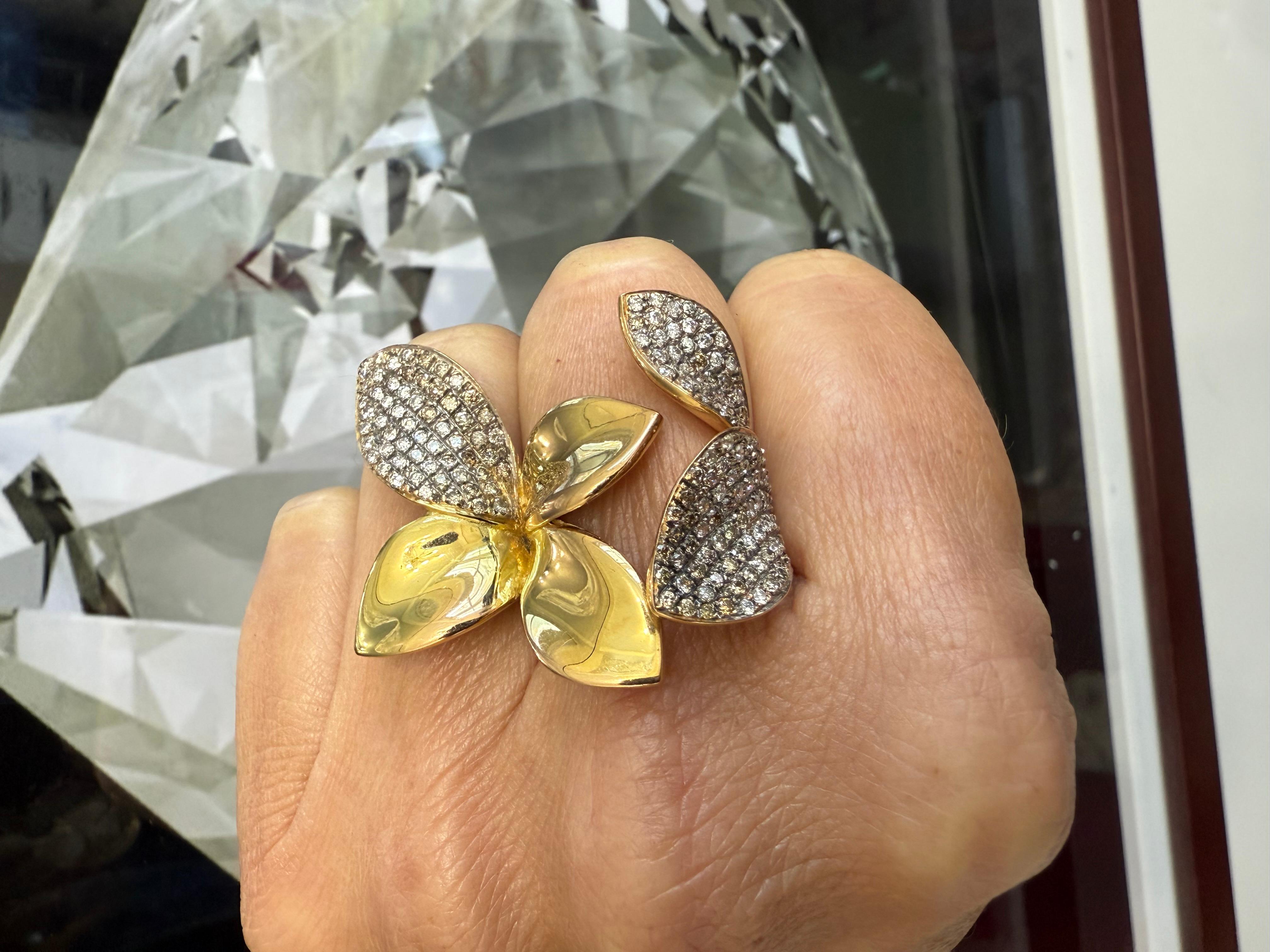 Anillo Flor Exótica 18Kt con 168 Diamantes Champagne 1,40 cts Corte redondo en venta
