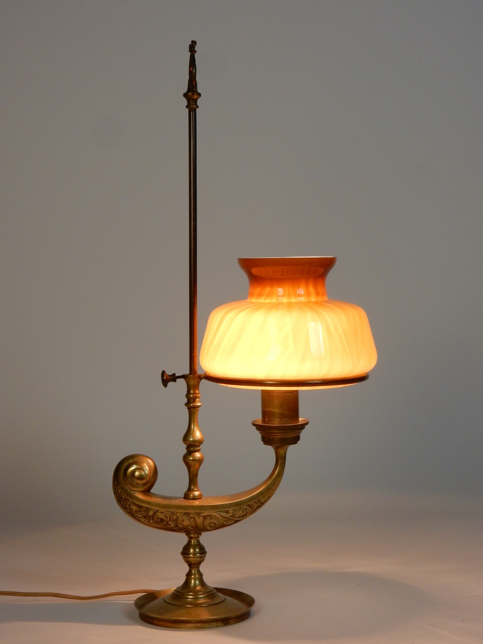 Magische Studentenlampe aus Italien aus den 1940er Jahren.
Genie-Öllampe mit Bronze-Finish und natürlicher, von Hand geriebener, warm gealterter Patina.
2 eingewickelte Schlangen bilden das Motiv des Griffs. Italienischer Glasschirm in einer