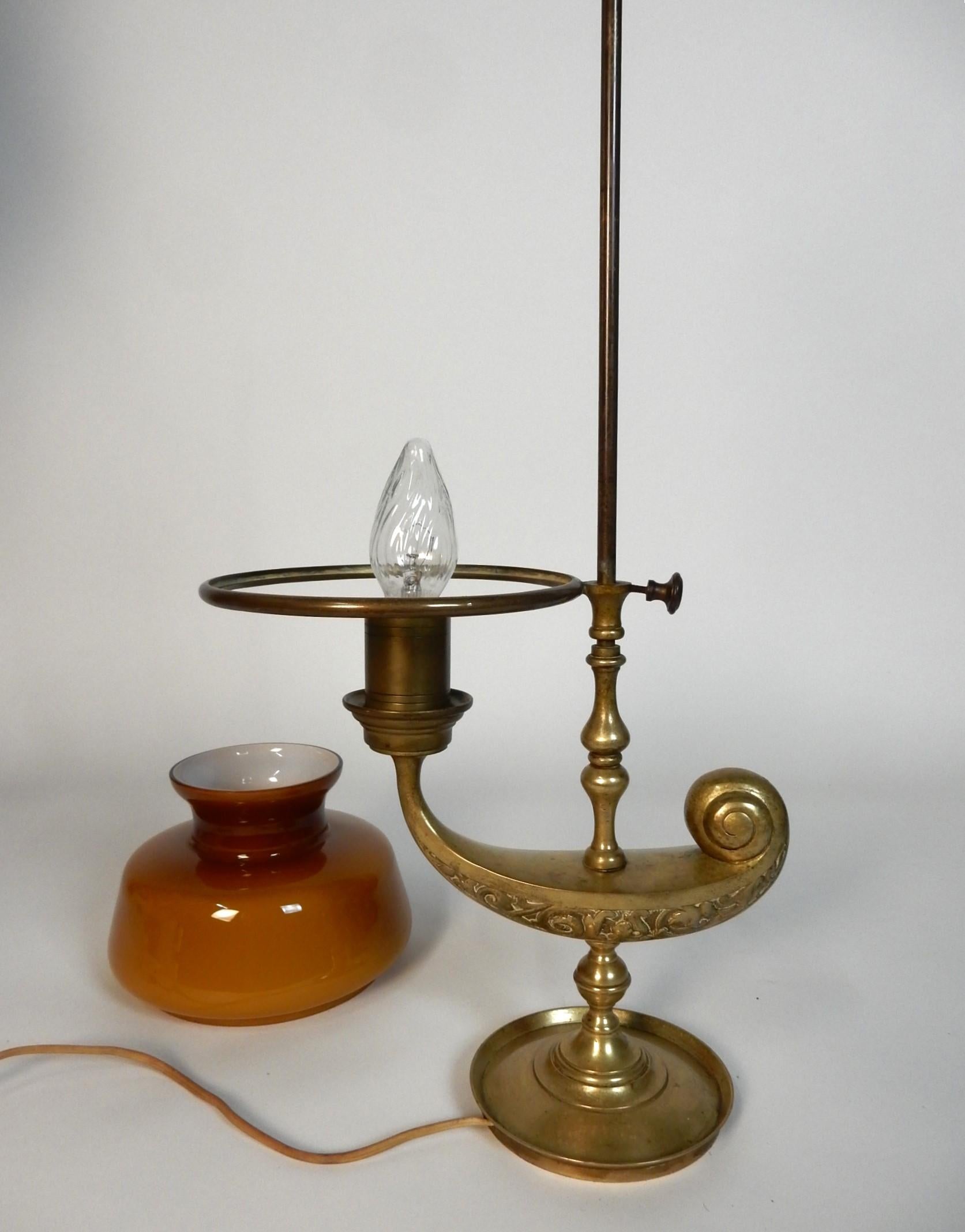 Exotische italienische Art Deco Ära Magic Genie Student Schreibtischlampe (Messing) im Angebot