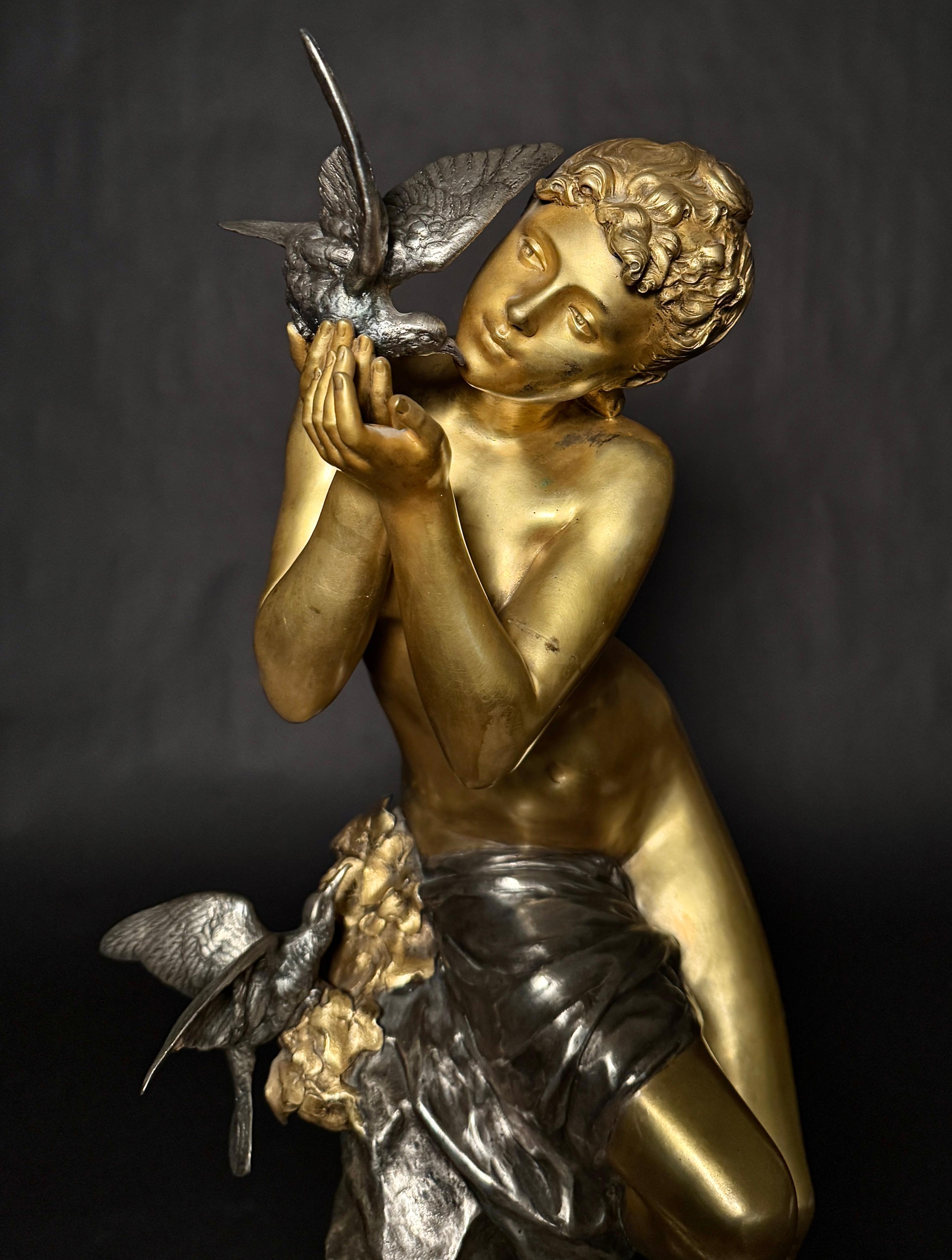  Mathurin Moreau (francese, 1822-1912) raro bronzo dorato e argentato di una giovane fanciulla seduta su una roccia con tre uccelli, concepito nel 1898. La figura semi-vestita seduta su un affioramento rustico, con le mani alzate e l'uccello