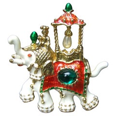 Broche éléphant exotique en métal doré orné de bijoux et d'émail, c. 1990