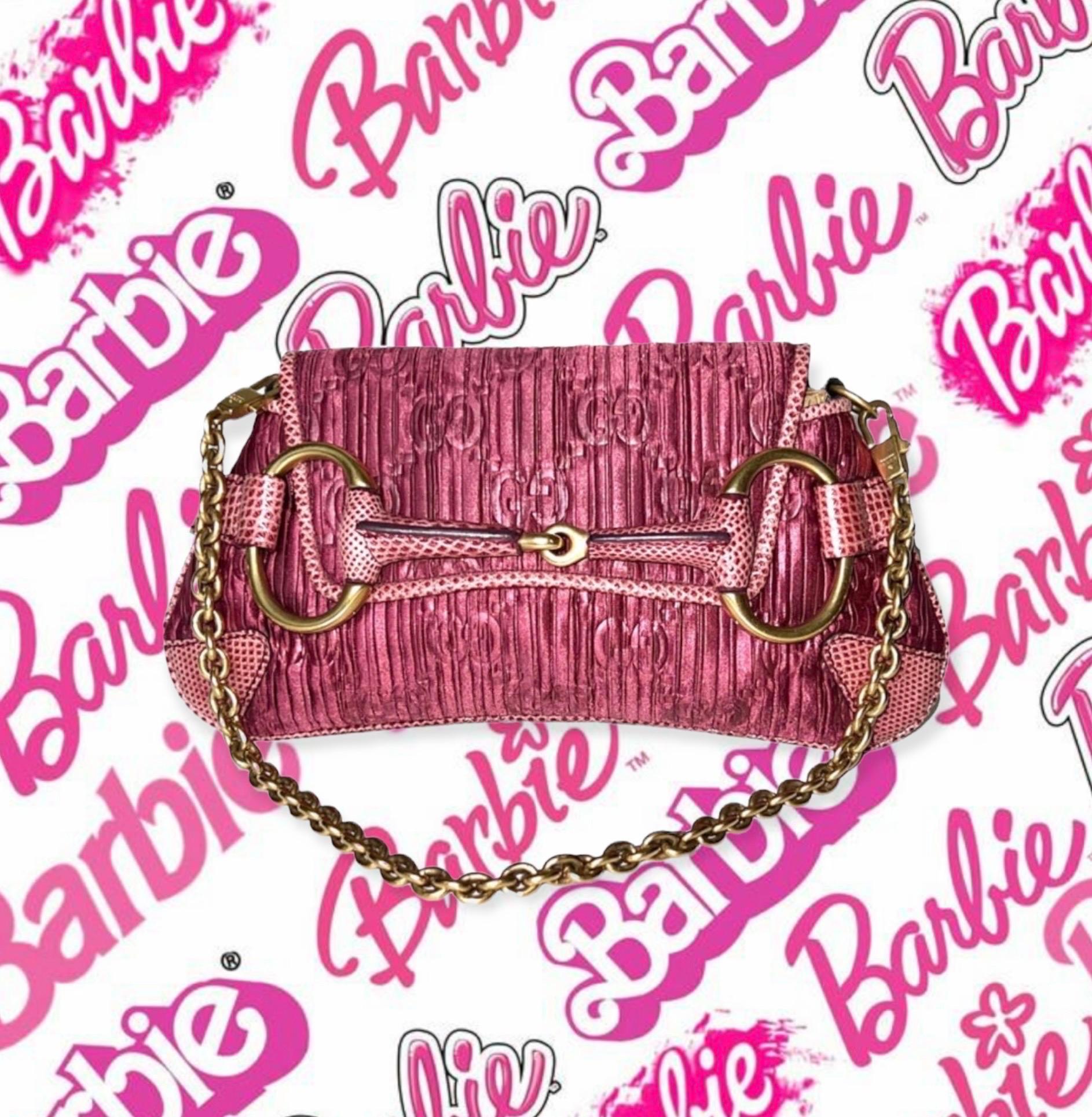Un impresionante clutch Gucci
De fino satén rosa
Estilo fruncido, con el famoso Monograma GG de GUCCI estampado en seda
Recorte de Piel de Lagarto Exótico
Herrajes en oro mate
Detalle del bocado
Totalmente forrado
Correa desmontable
Fabricado en