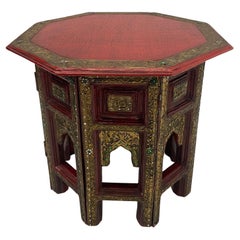 Table d'appoint marocaine exotique sculptée à la main, rouge et dorée