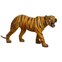 Grande sculpture anglo-indienne exotique d'un tigre du Bengale enveloppée de cuir
