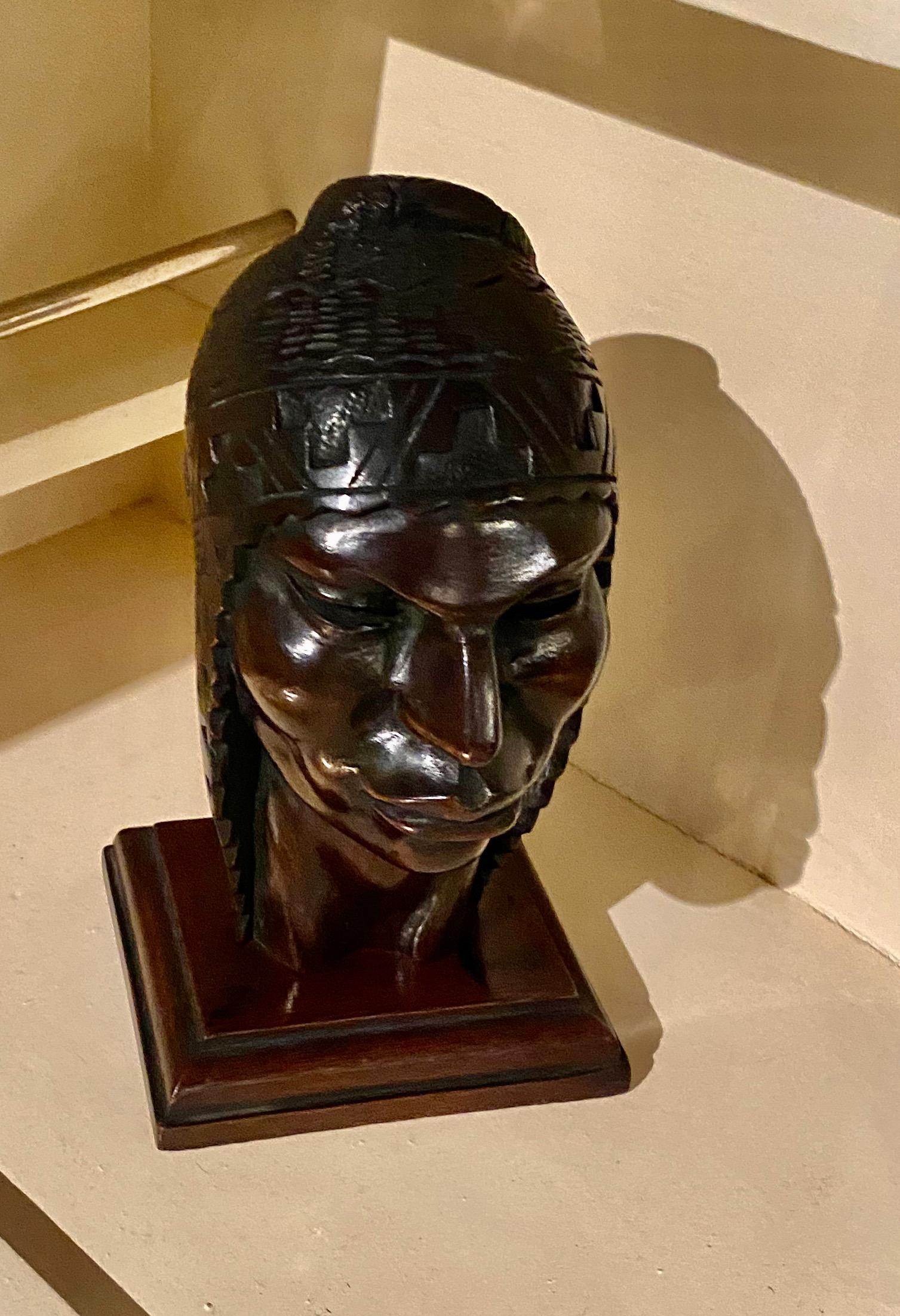Testa originale di indiano peruviano scolpita in legno in stile Art Deco. Molti dettagli geometrici e triangolari integrati nel copricapo. Secondo una storia interessante, le caratteristiche del viso sembrano avere un'origine indiana sudamericana.