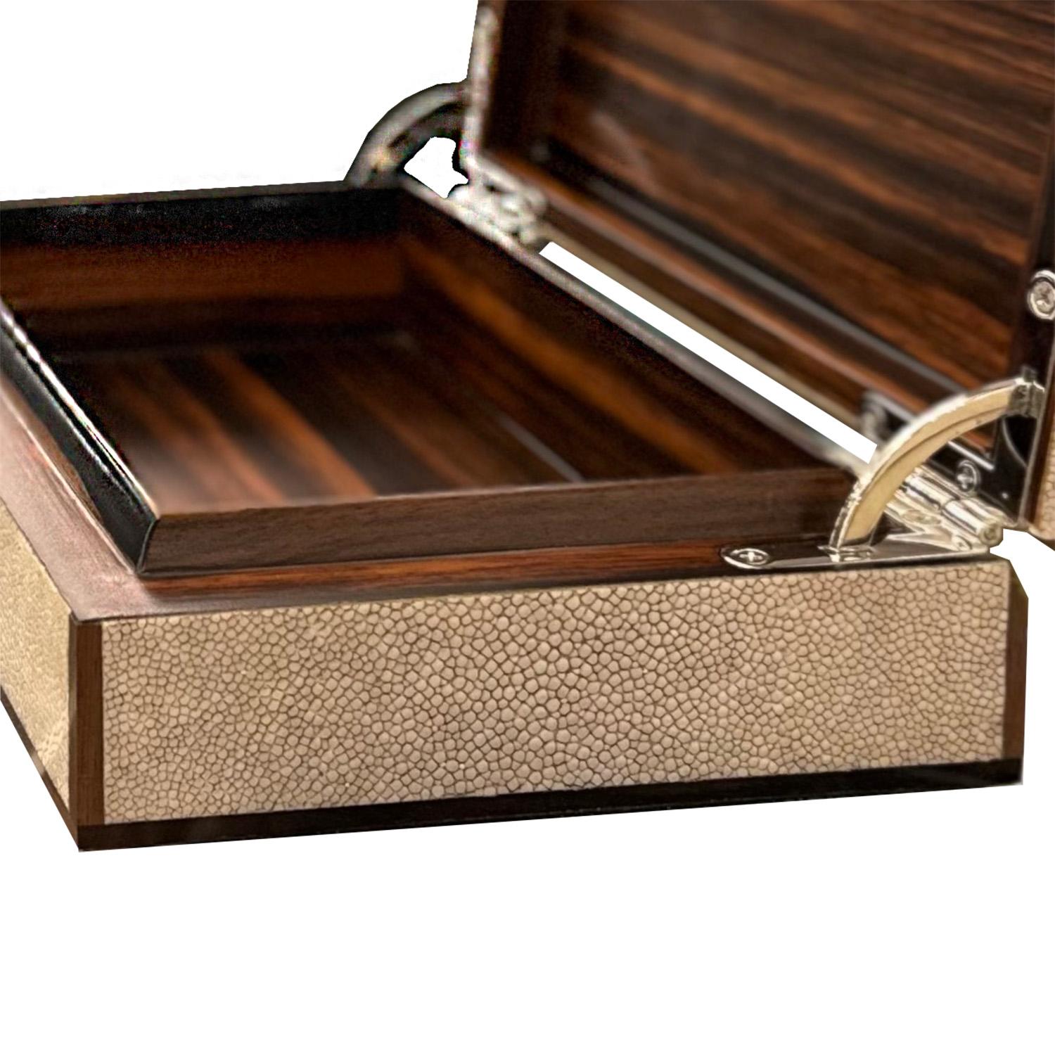 Exotische Box aus Elfenbein-Shagrin und Makassar-Ebenholz mit Knochenintarsien (21. Jahrhundert und zeitgenössisch) im Angebot