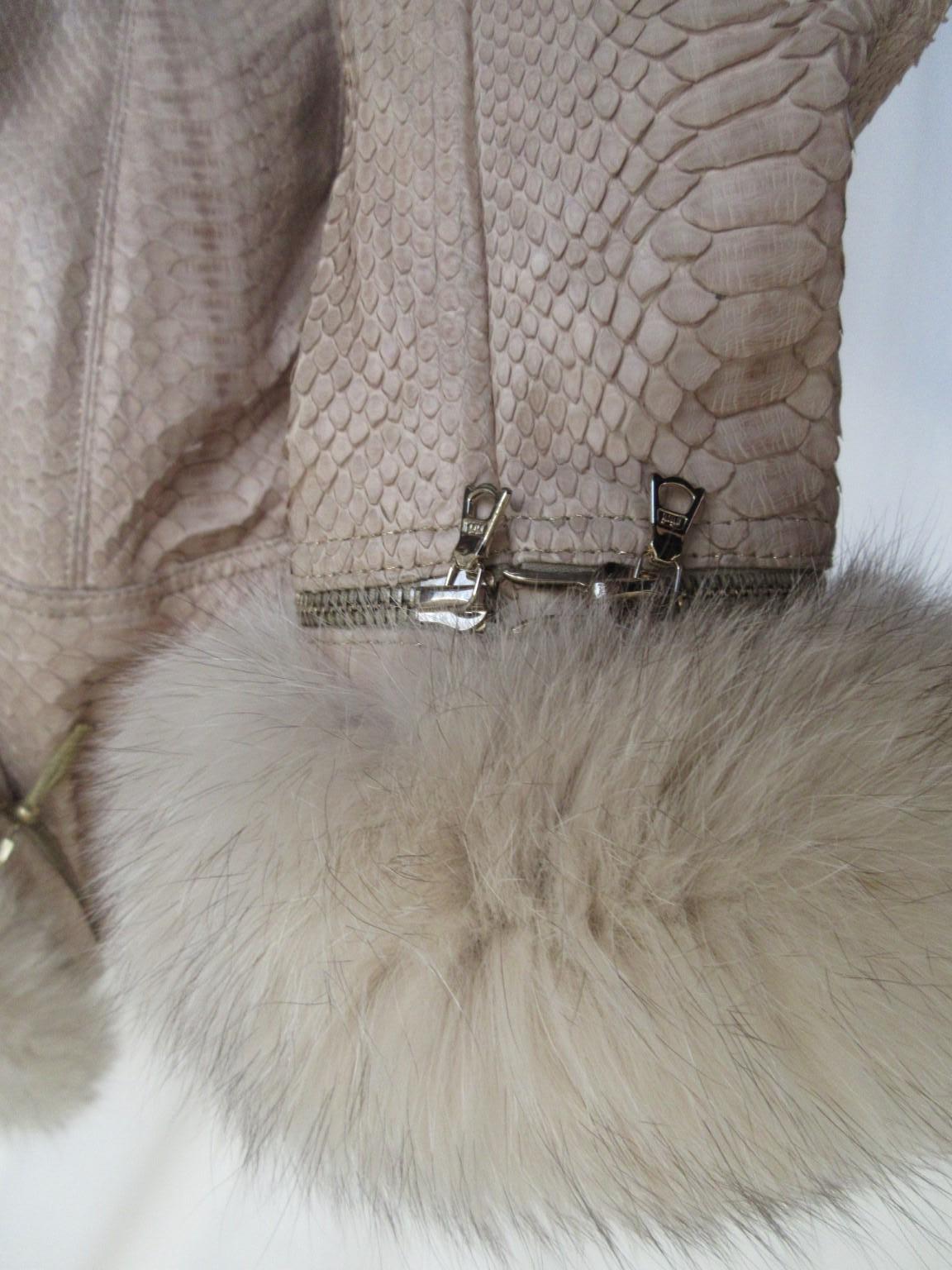 Giacca in pelle esotica con pelliccia di volpe Small 6 in vendita 7