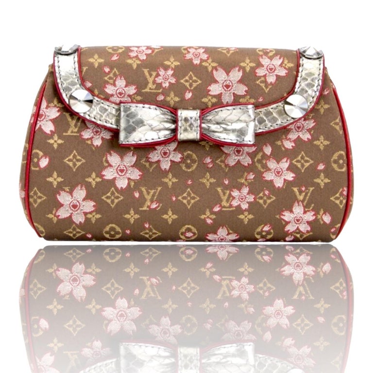 Extremely Rare Louis Vuitton Evening Bag
From a special limited edition designed by Marc Jacobs & Artist Takashi Murakami

Details:

A Louis Vuitton signature piece that will last you for many years, from one of Vuitton's most stunning collections