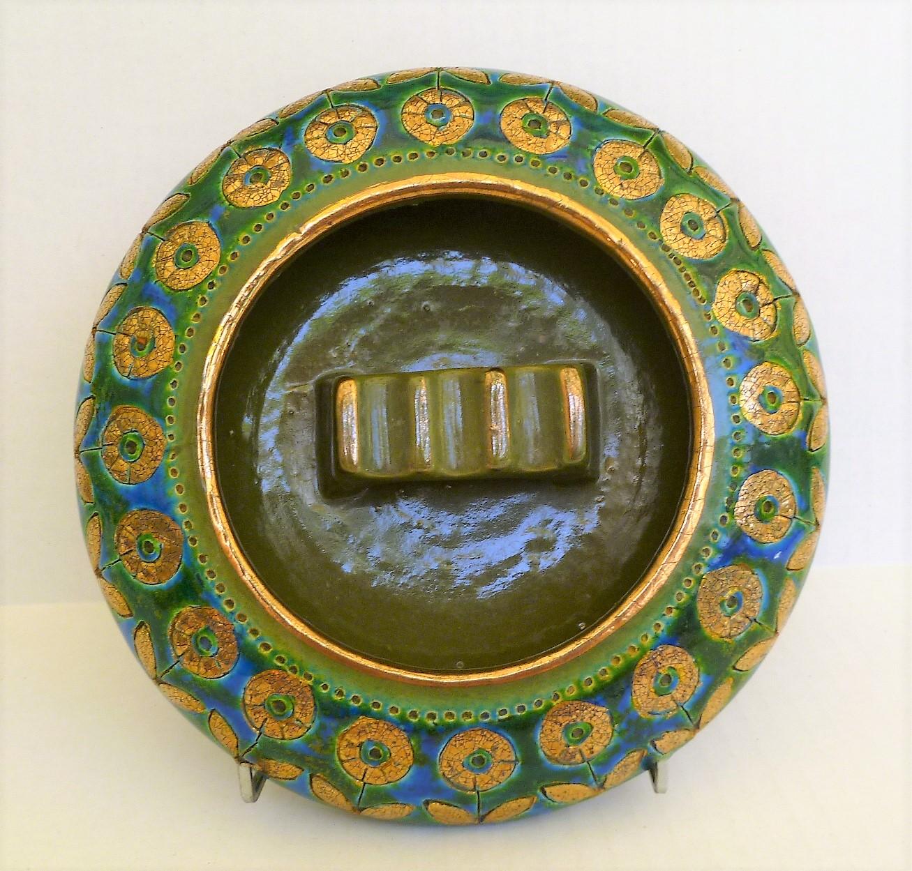 1960s exotic Mid-Century Modern ashtray by Aldo Londi for Rosenthal Netter and produced by Bitossi. Wonderful blue and gold flower sgraffito pattern, named Thai Silk, over an earth green glaze. Large enough to be use as a cigar ashtray. In Very good