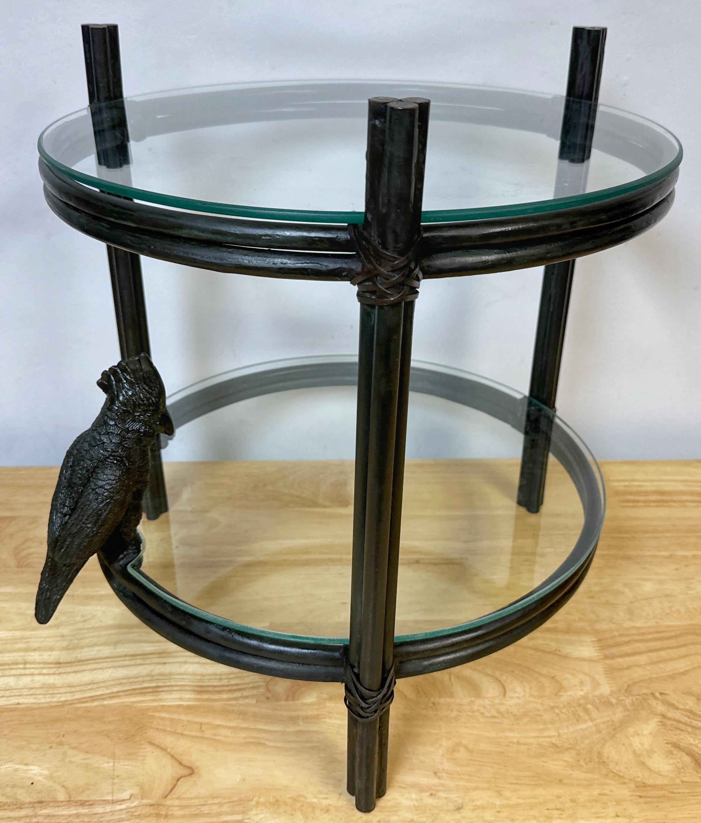 Table d'appoint à deux niveaux en bronze et verre avec perroquet perché, fin du 20e siècle 

Cette table d'appoint à deux niveaux en bronze et verre, fabriquée à la fin du XXe siècle, est un mélange saisissant d'élégance et de fantaisie. La table