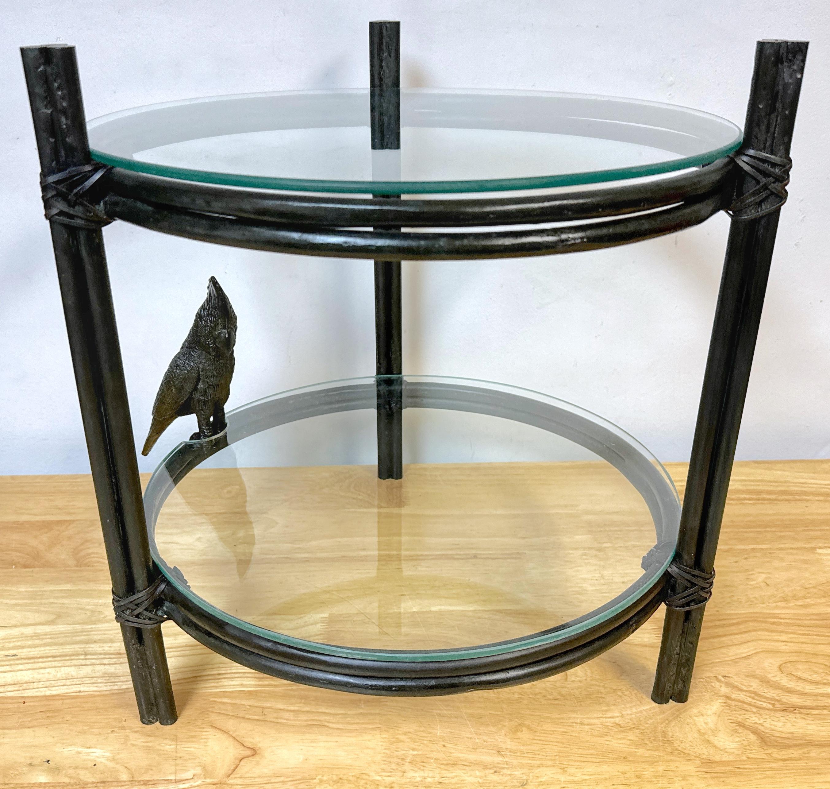 Moderne Table à boissons/table d'appoint moderne exotique à deux niveaux en bronze et verre avec perroquet perché en vente