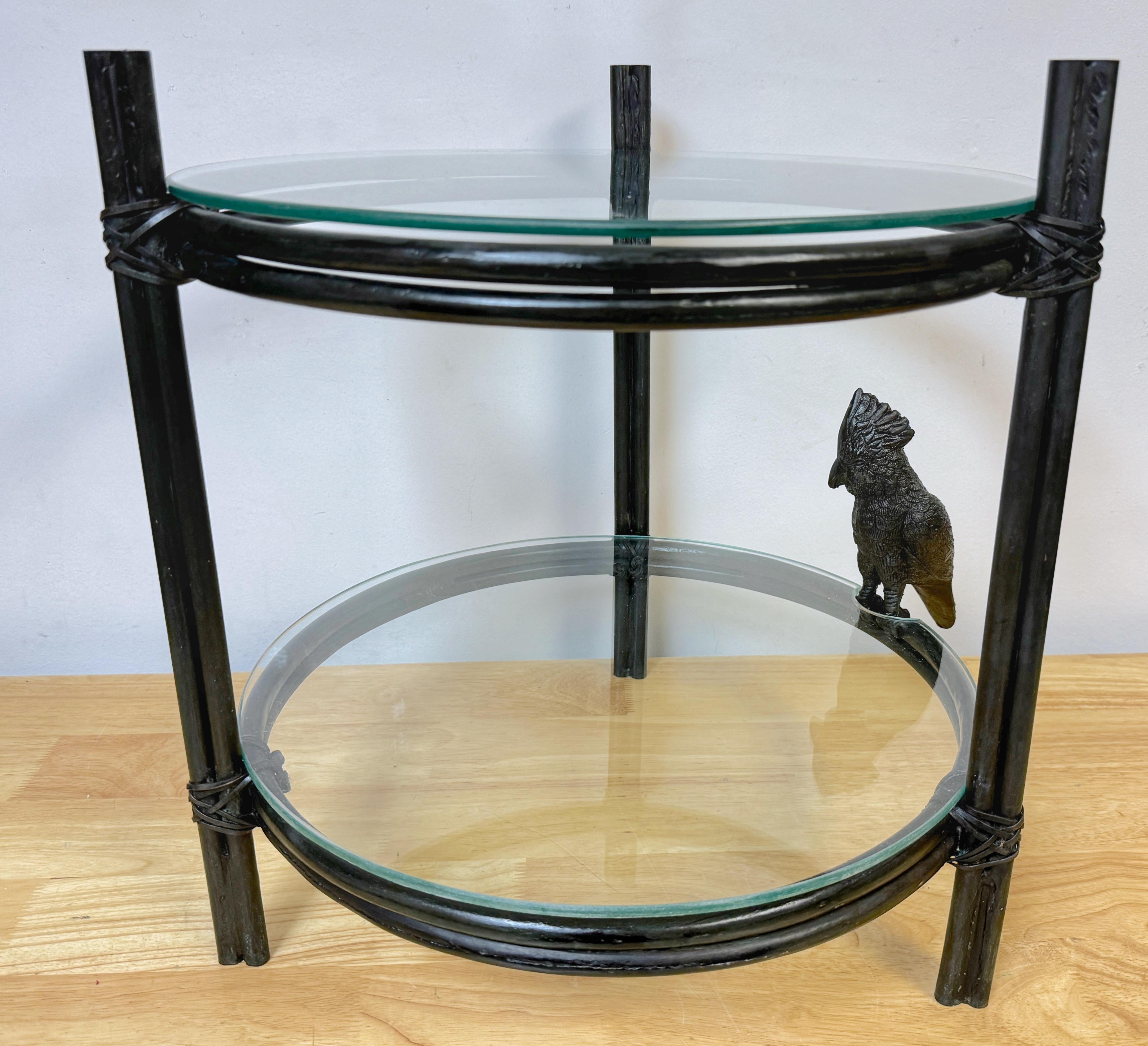 Table à boissons/table d'appoint moderne exotique à deux niveaux en bronze et verre avec perroquet perché Bon état - En vente à West Palm Beach, FL
