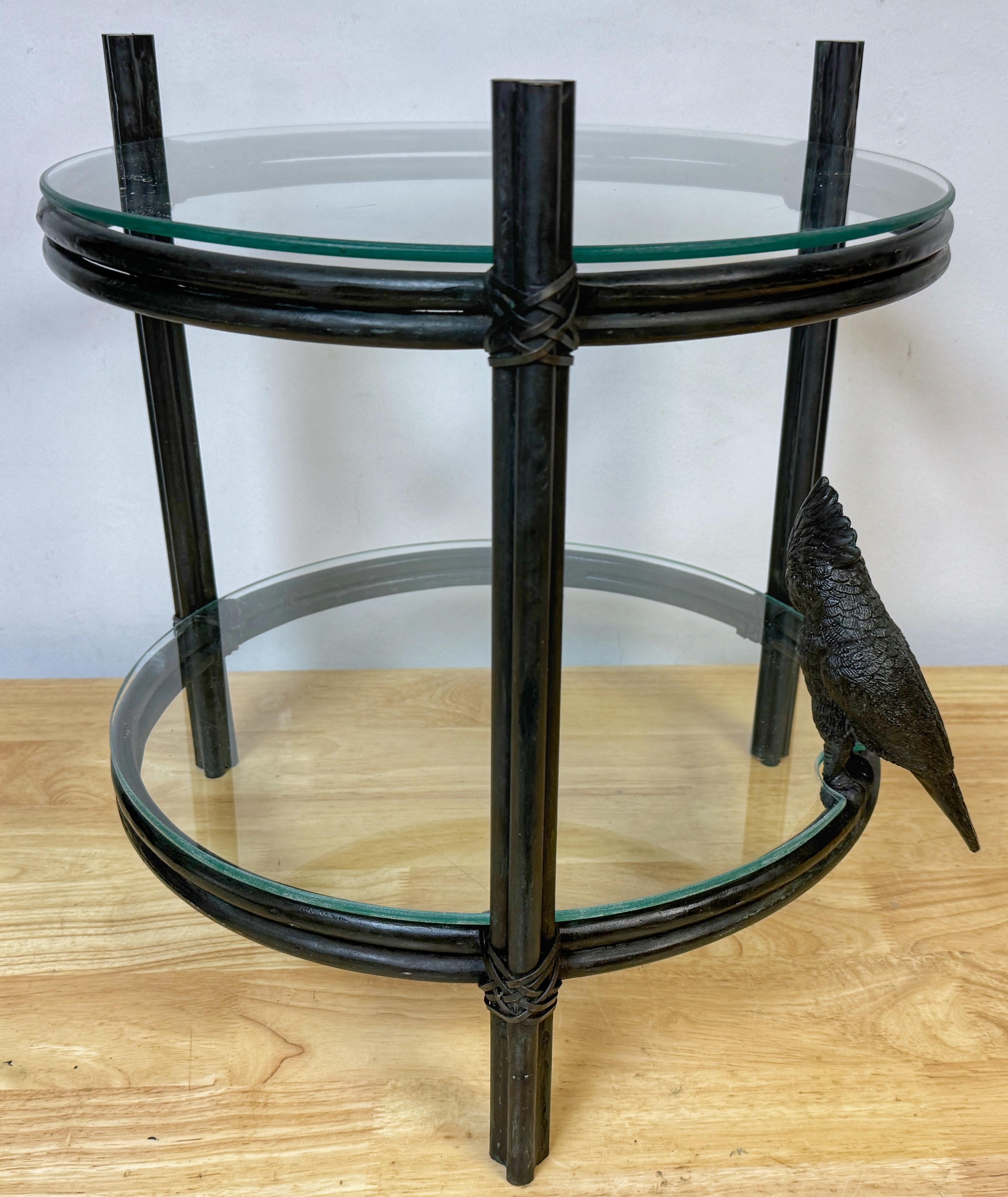 20ième siècle Table à boissons/table d'appoint moderne exotique à deux niveaux en bronze et verre avec perroquet perché en vente