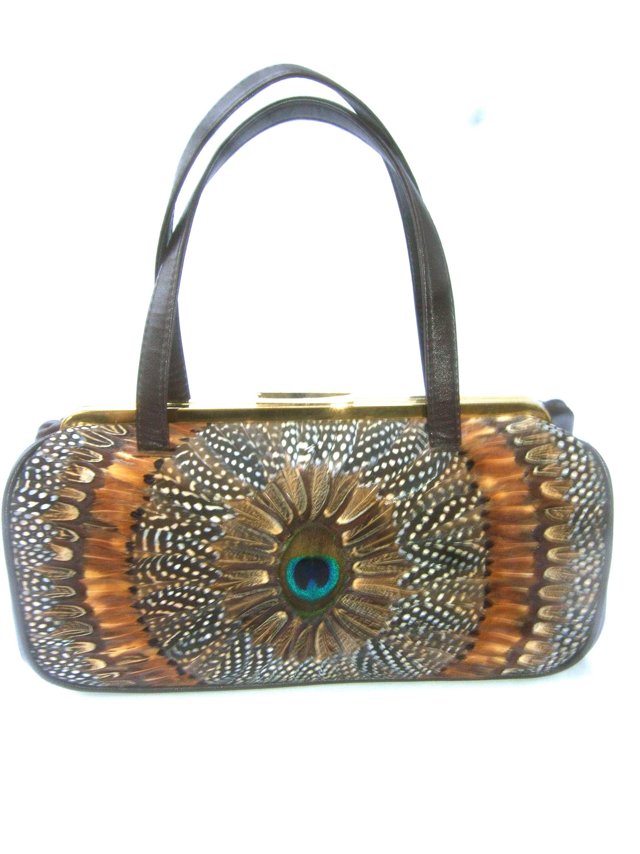 Bolso estructurado de plumas de pavo real exótico circa años 70 6