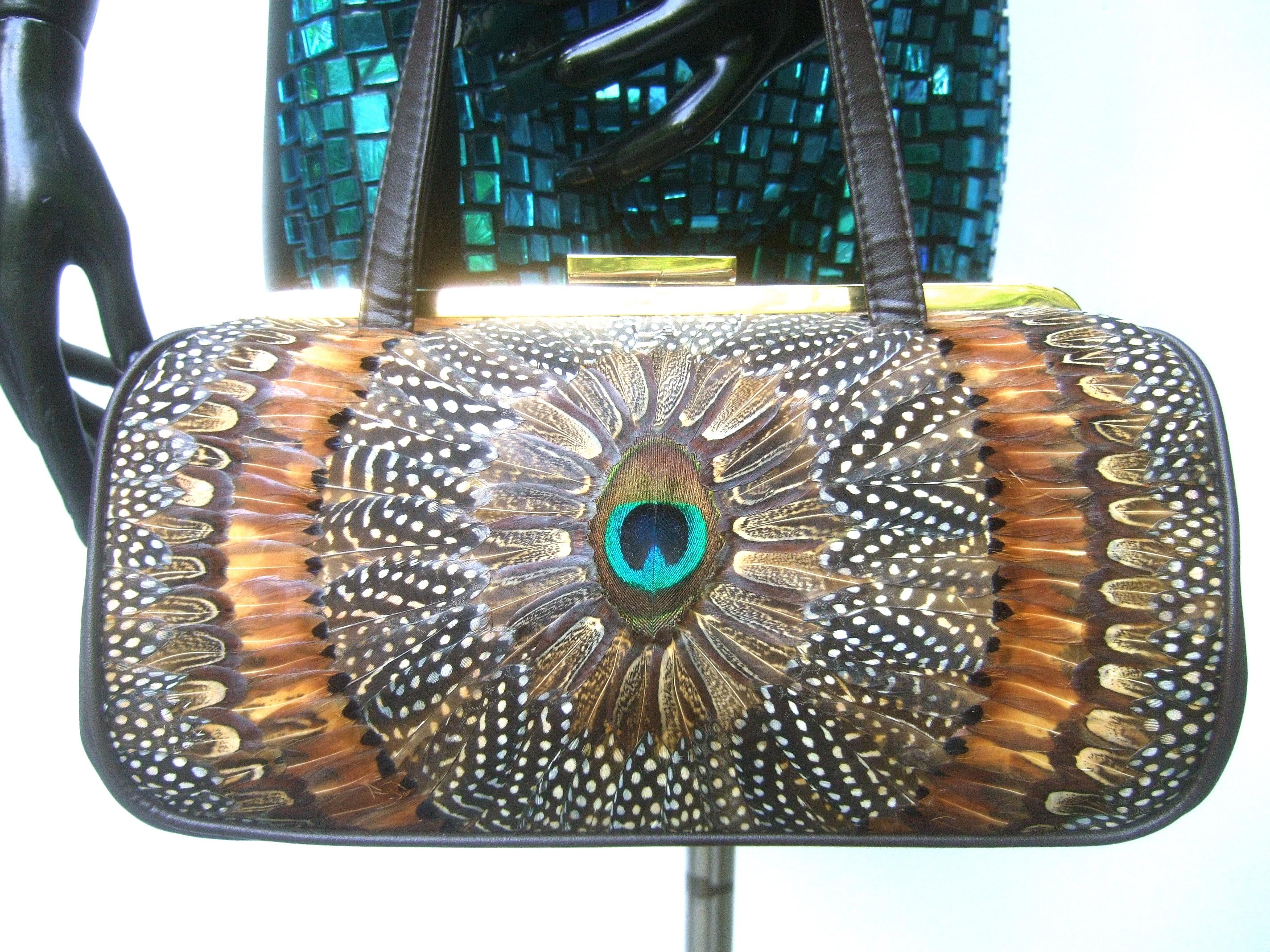 Bolso estructurado de plumas de pavo real exótico circa años 70 9