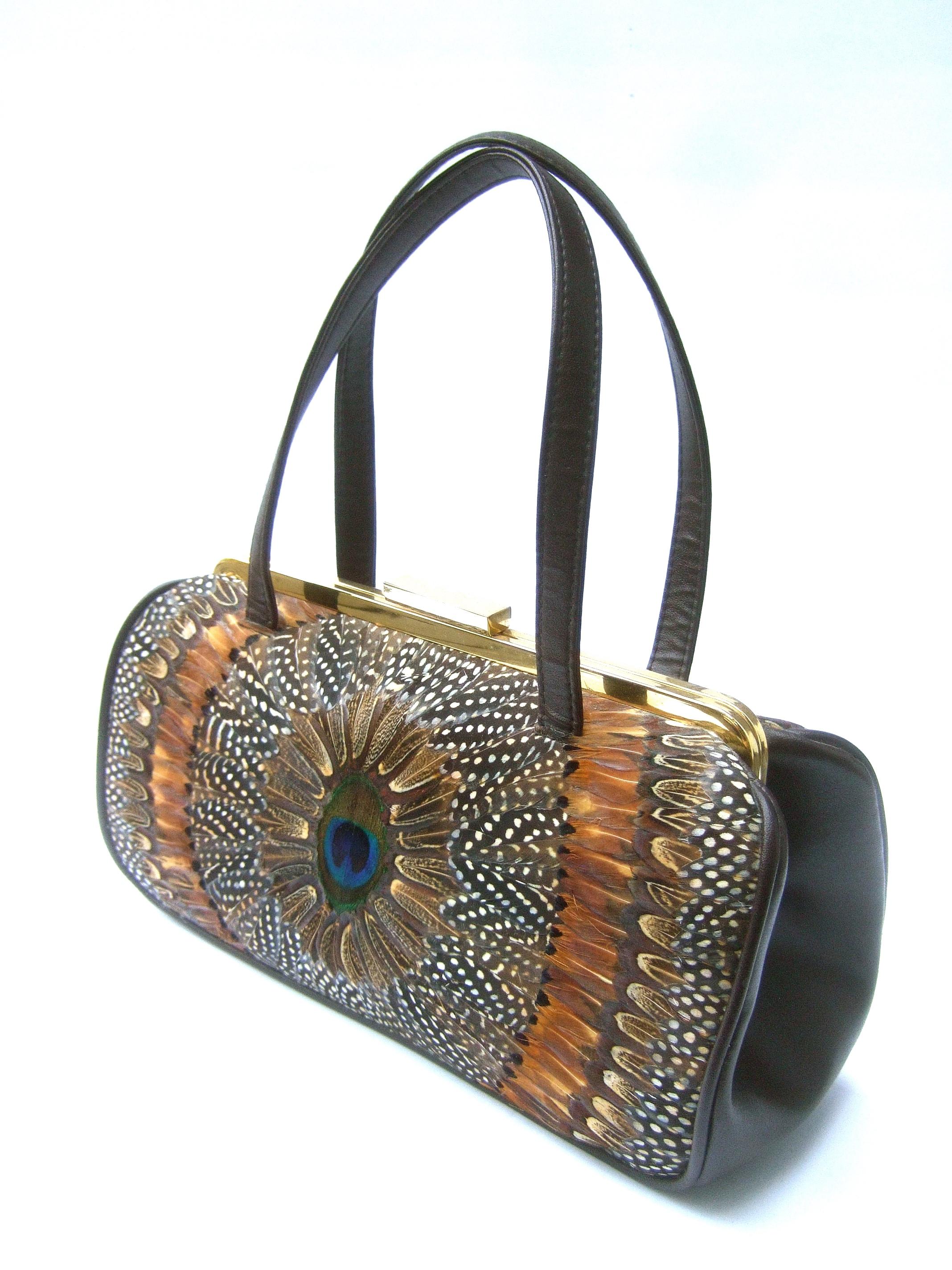 Bolso estructurado de plumas de pavo real exótico circa años 70 10