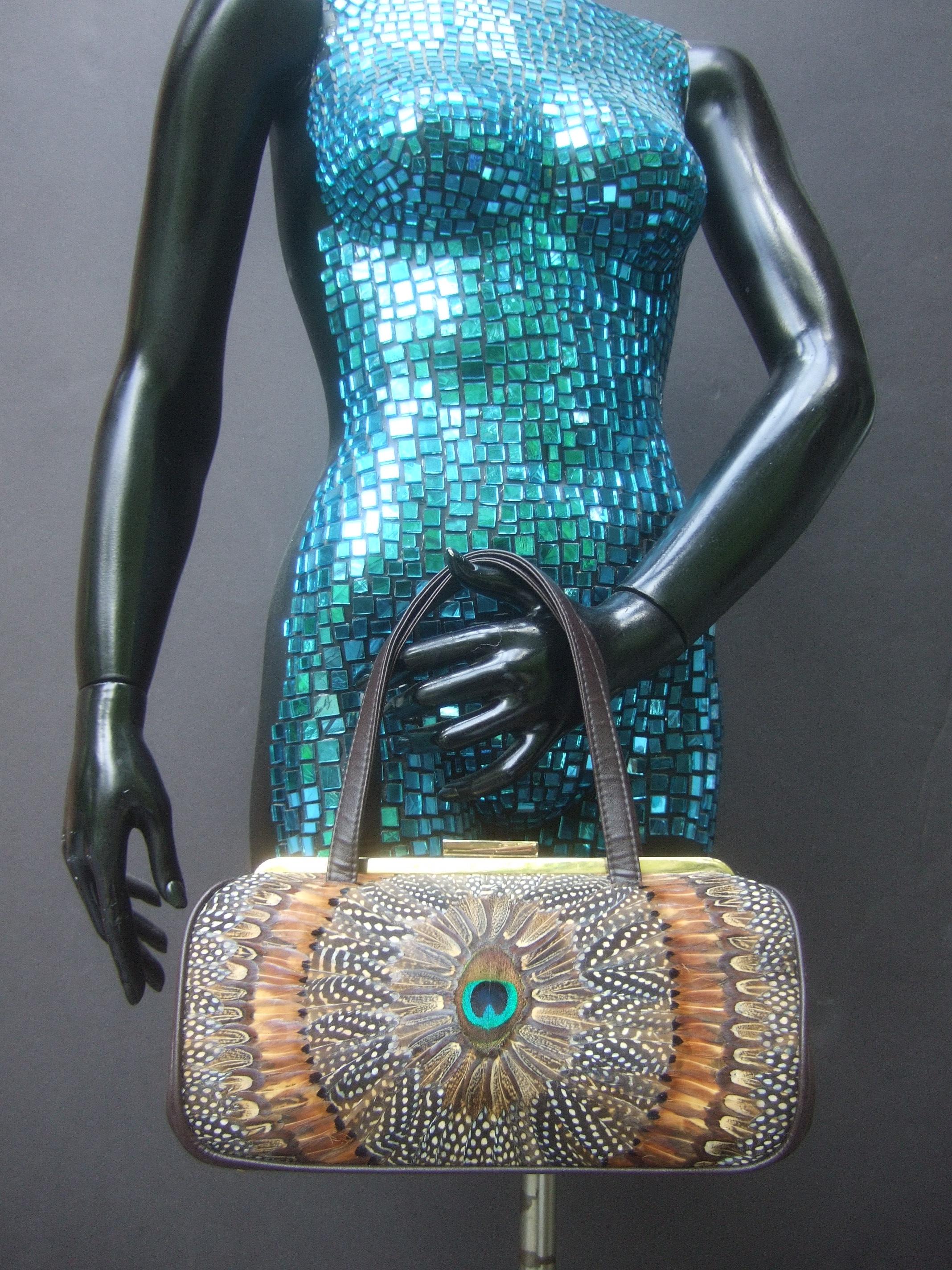 Bolso estructurado de plumas de pavo real exótico circa años 70 11