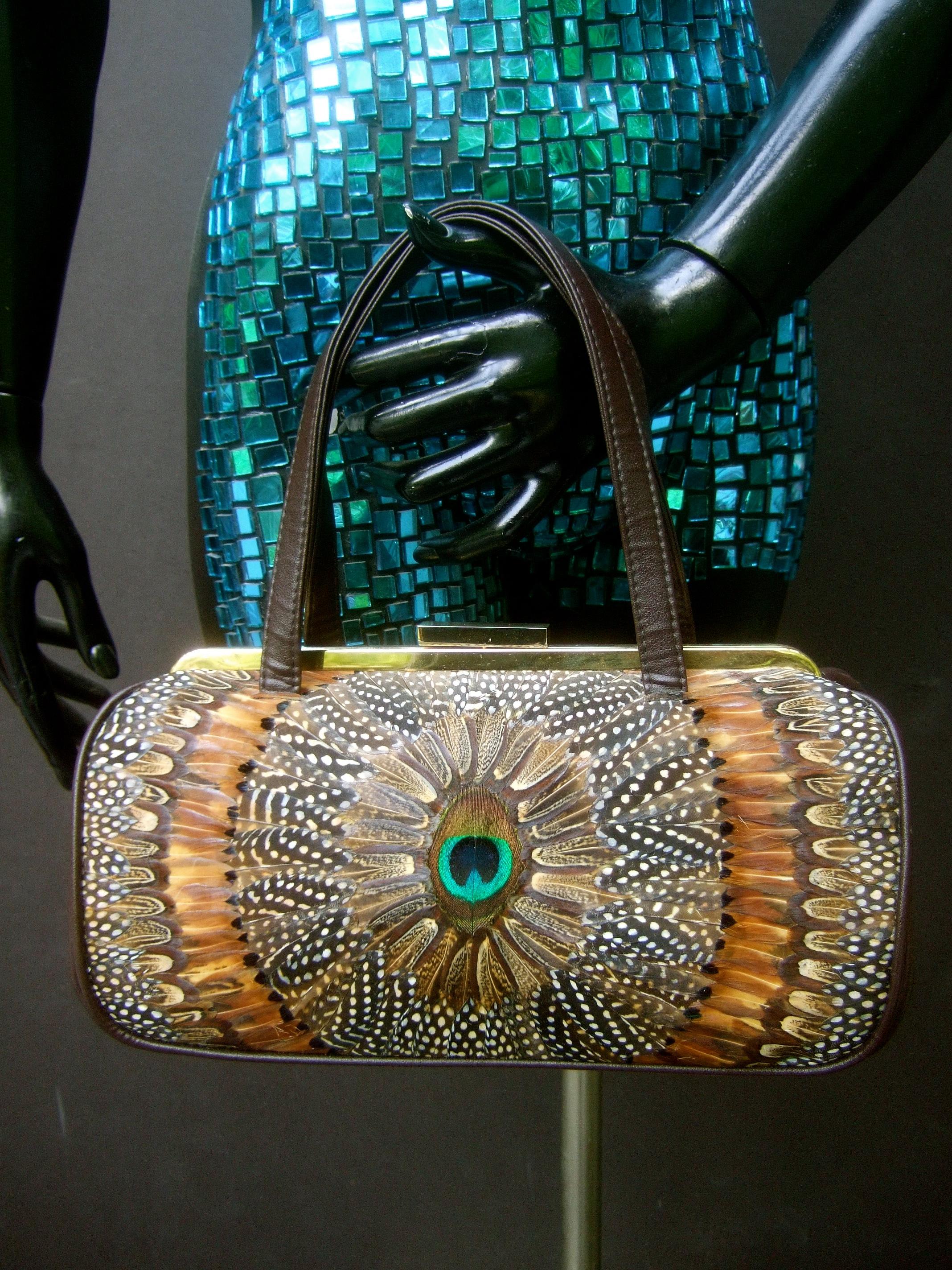 Bolso estructurado de plumas de pavo real exótico circa años 70 12