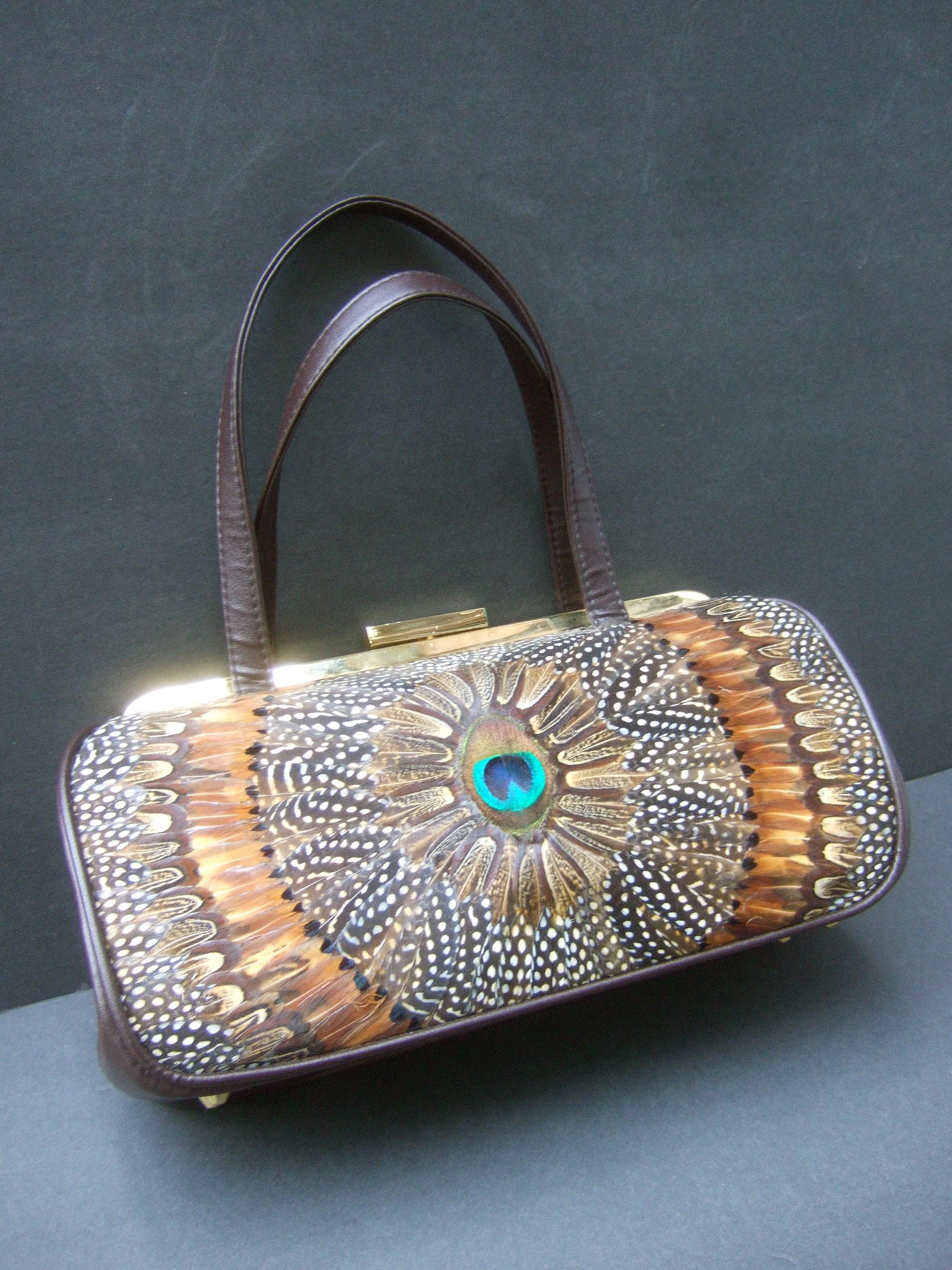 Bolso estructurado de plumas de pavo real exótico circa años 70 1