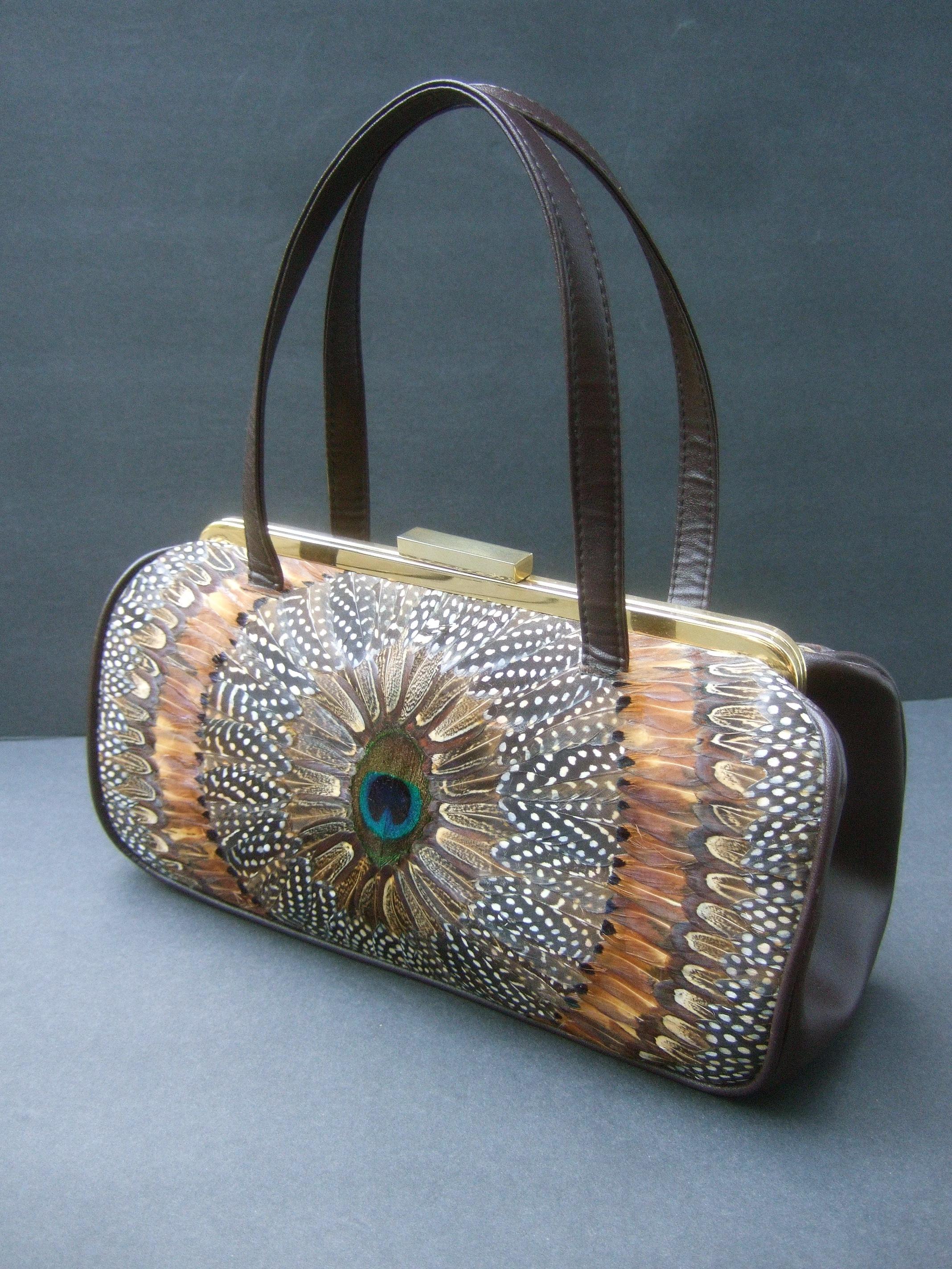 Bolso estructurado de plumas de pavo real exótico circa años 70 2