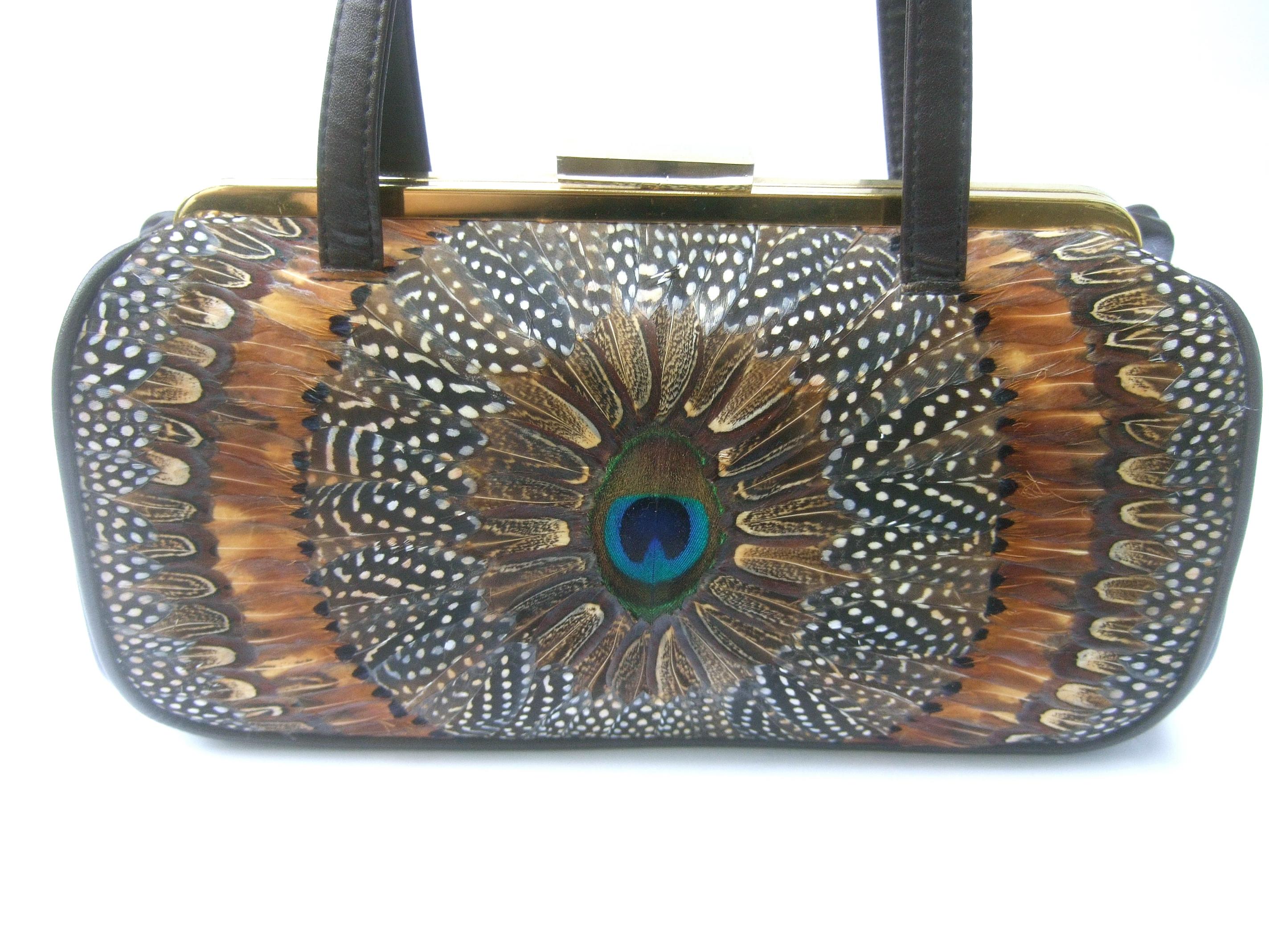 Bolso estructurado de plumas de pavo real exótico circa años 70 4