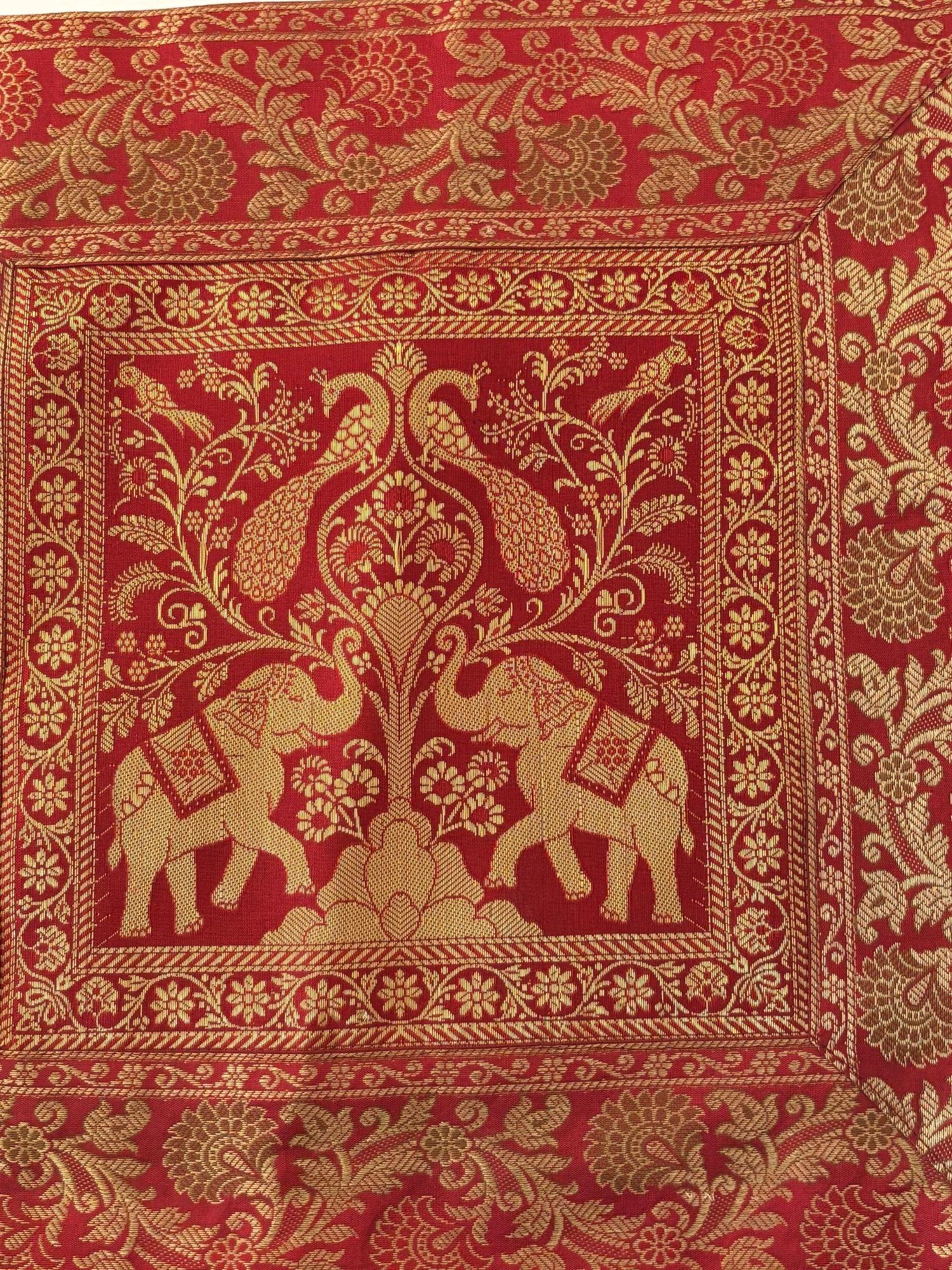 Anglo Raj Cuscino in seta esotica con elefanti e pavoni India in vendita