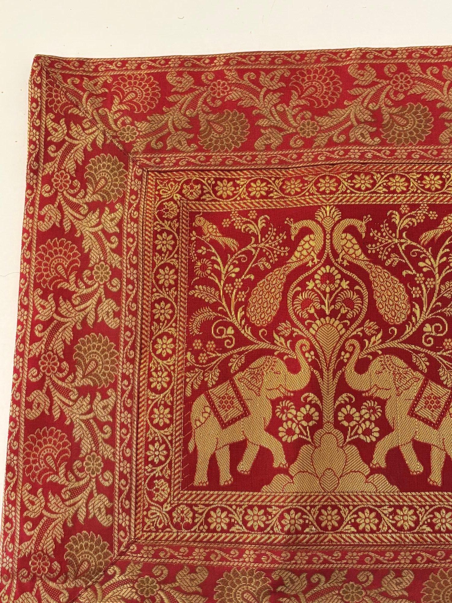 Indiano Cuscino in seta esotica con elefanti e pavoni India in vendita