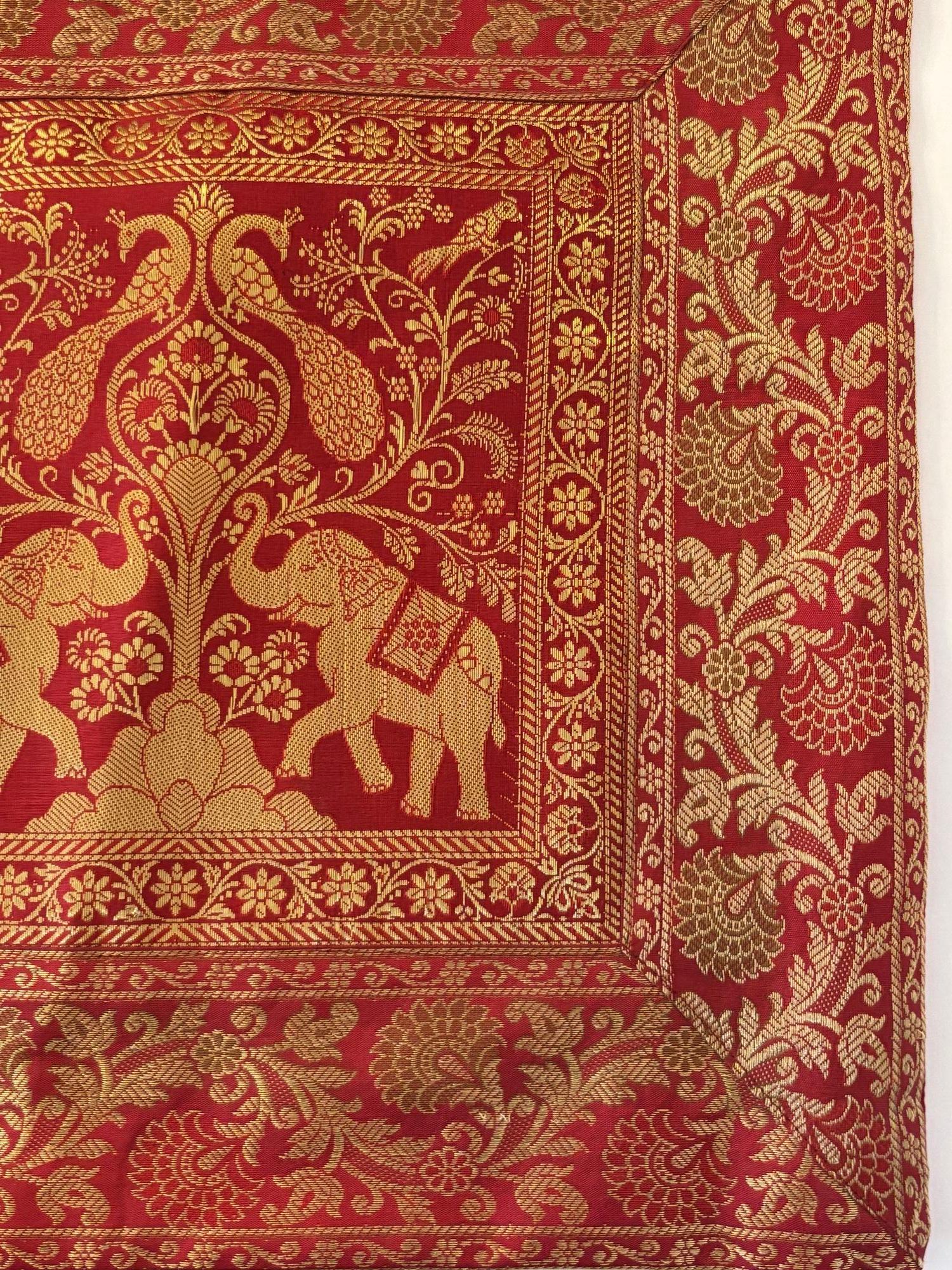 XX secolo Cuscino in seta esotica con elefanti e pavoni India in vendita