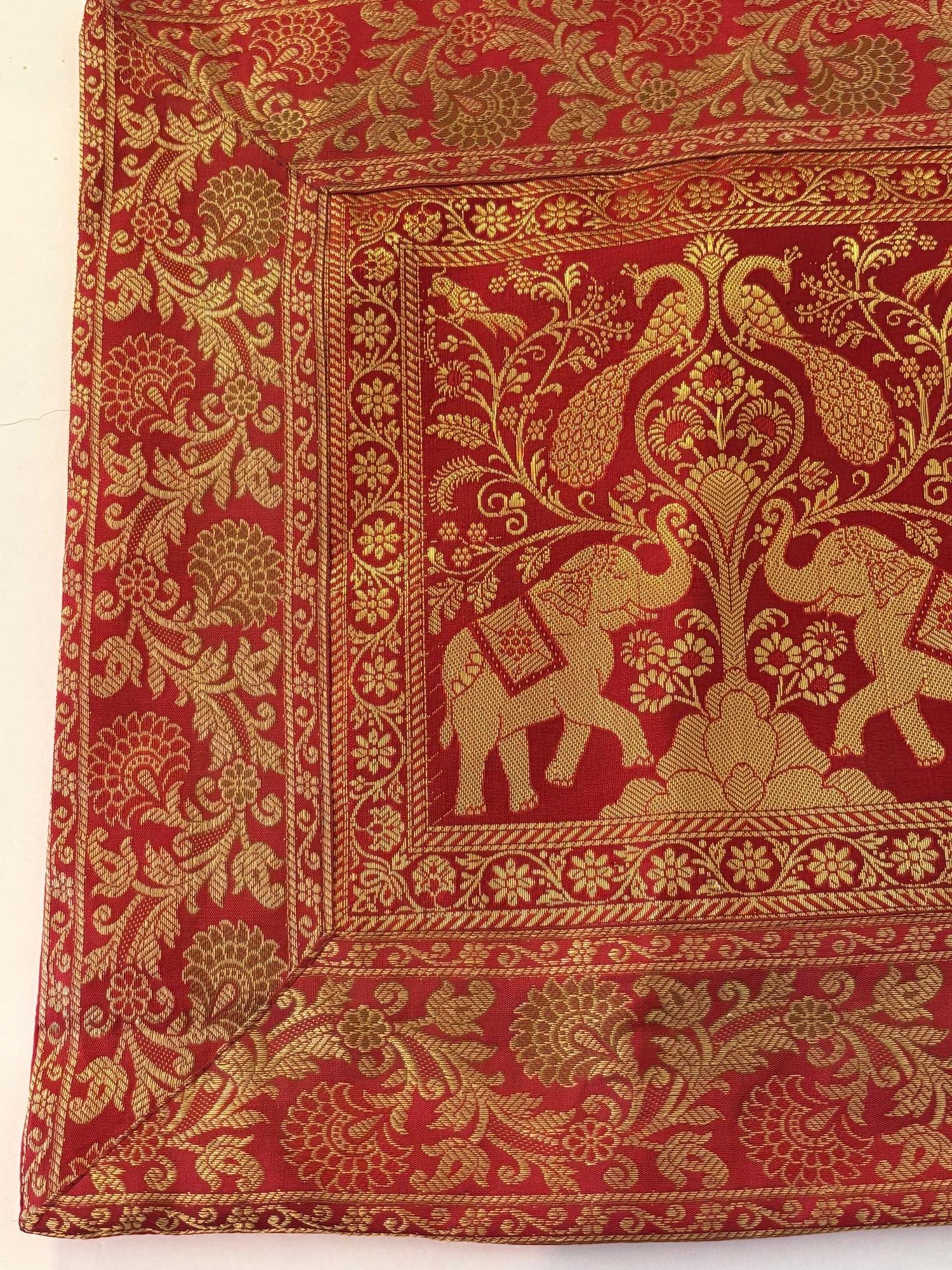 Seta Cuscino in seta esotica con elefanti e pavoni India in vendita