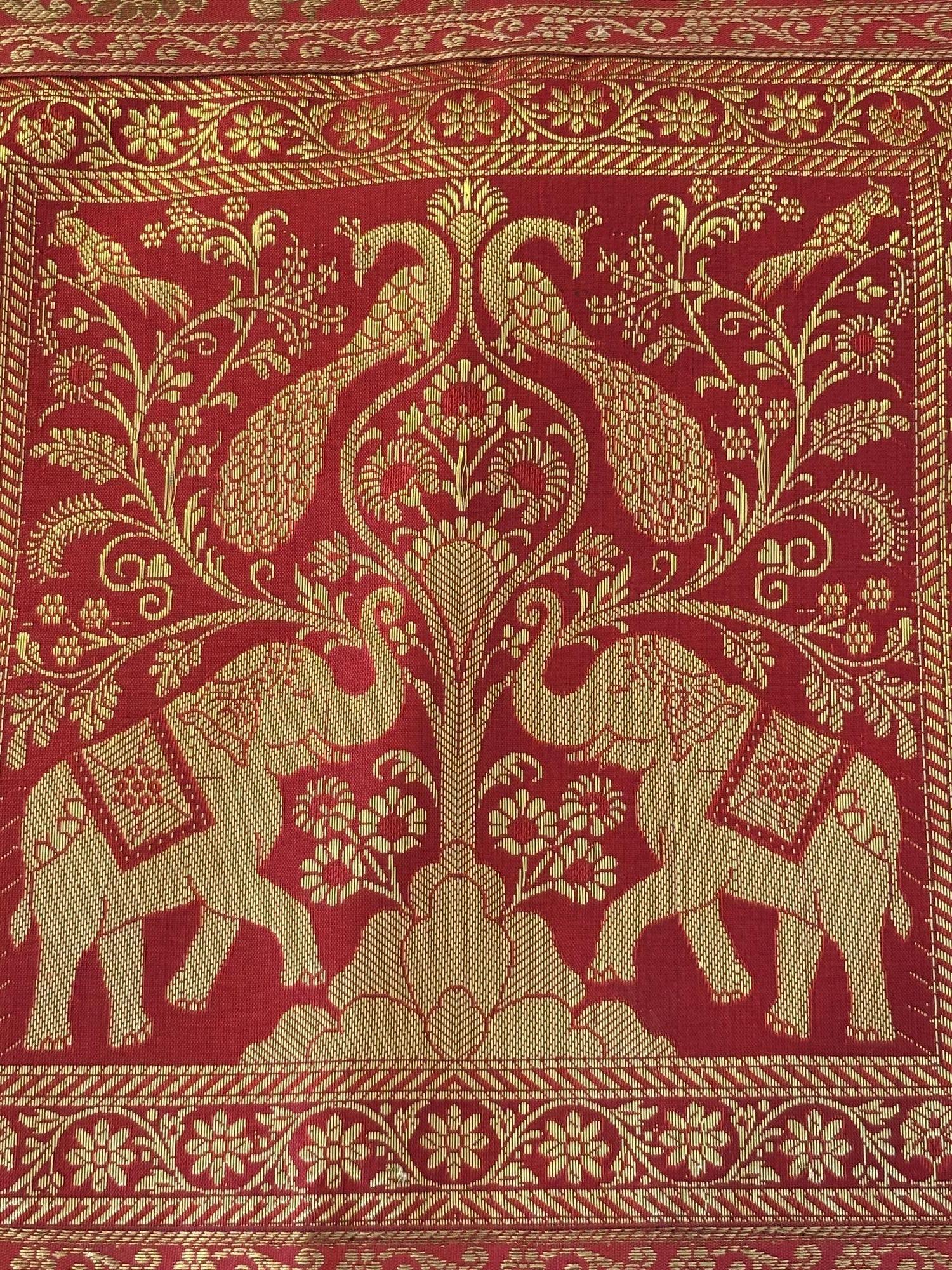 Cuscino in seta esotica con elefanti e pavoni India in vendita 1
