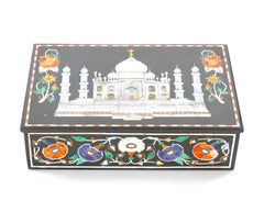 Boîte couverte décorative anglo-indienne avec incrustation de pierres exotiques