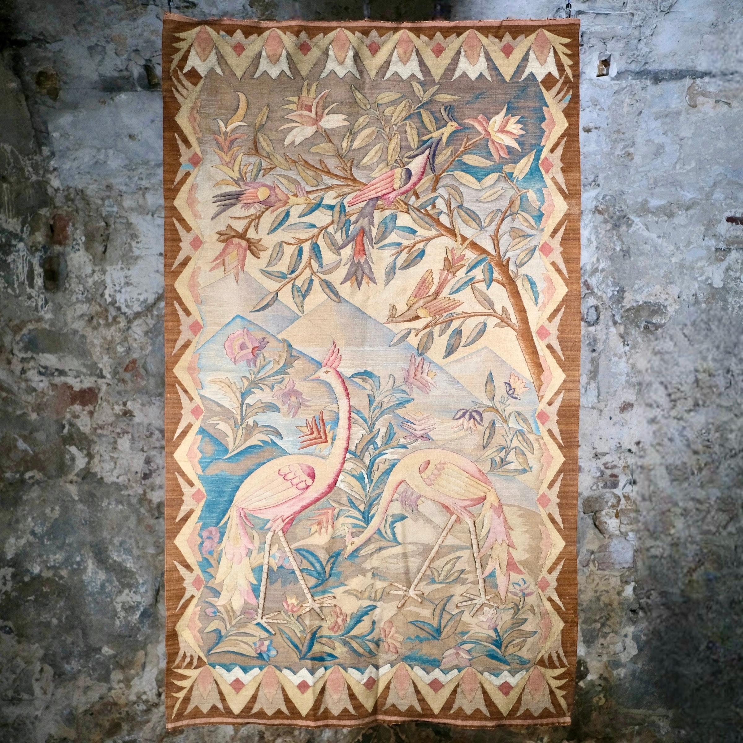 Wonderful Aubusson tapestry from the end of the 19th, beginning of the 20th century.
Wool and silk, it depicts an exotic or 