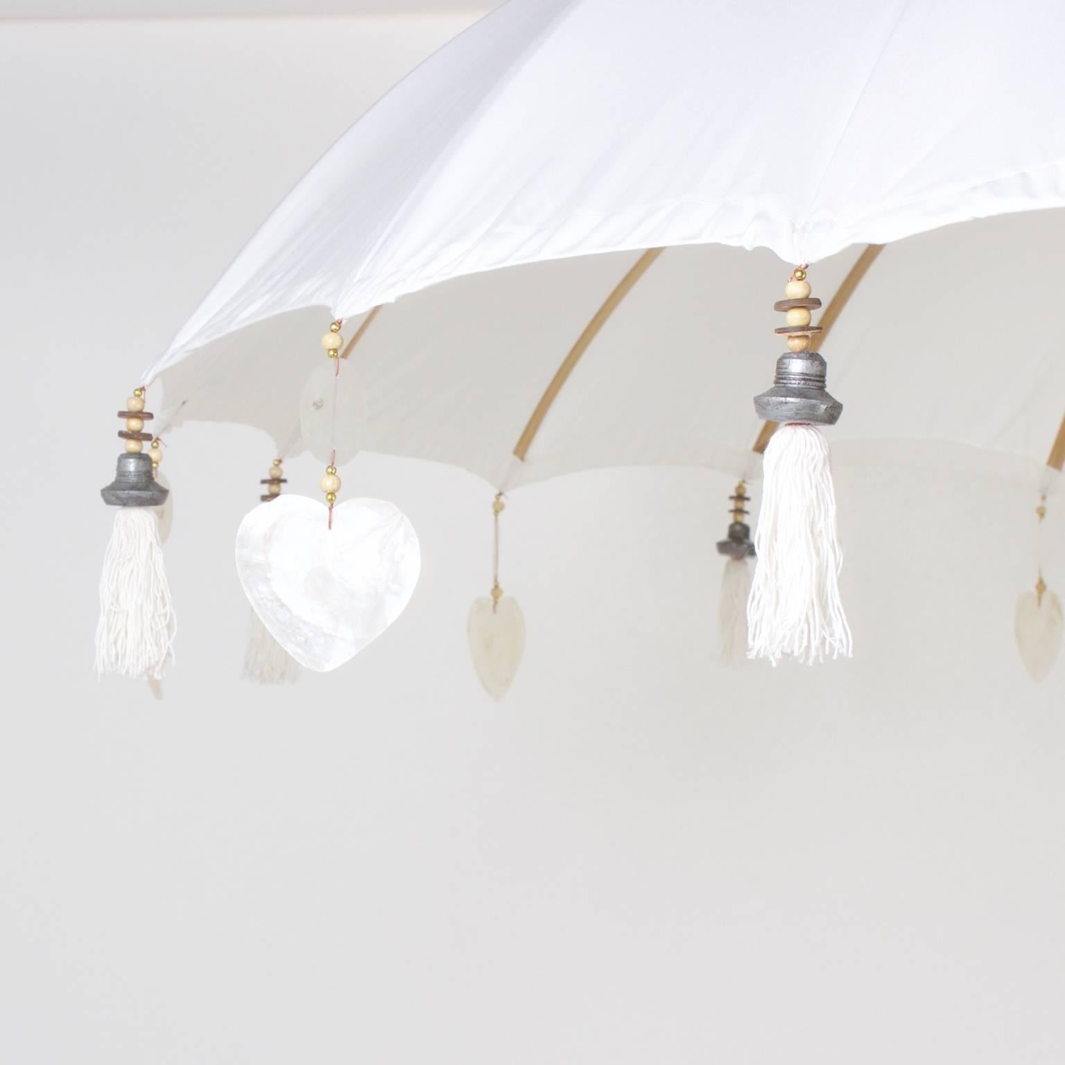 Anglo-indien Parapluie en coton blanc exotique avec base en grès, disponible individuellement en vente
