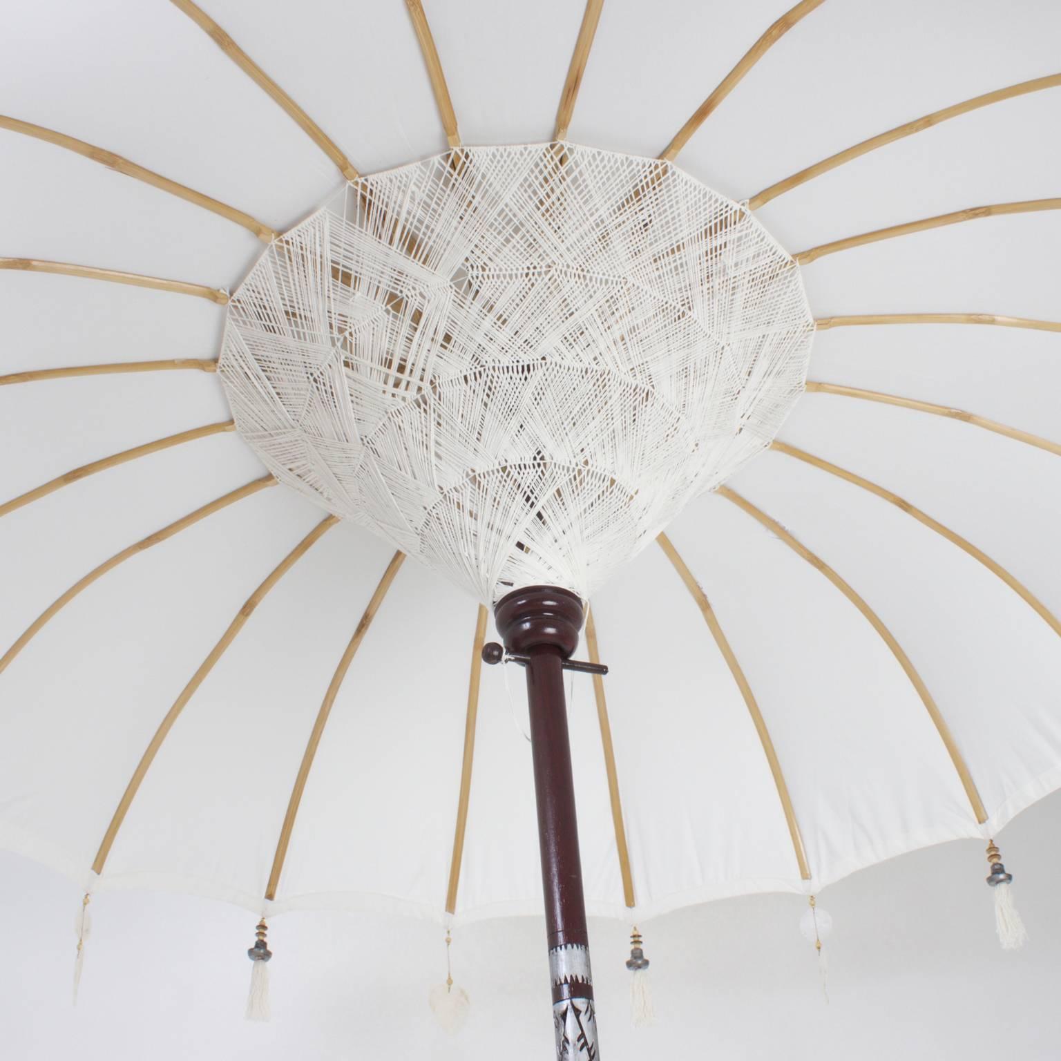 20ième siècle Parapluie en coton blanc exotique avec base en grès, disponible individuellement en vente
