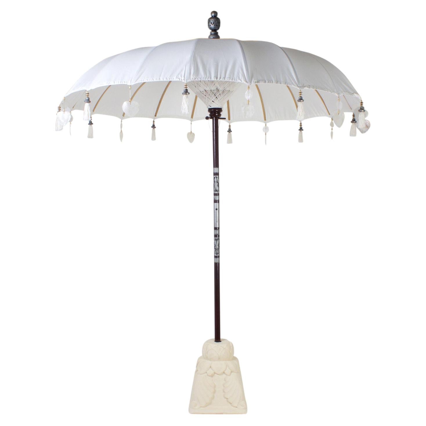 Parapluie en coton blanc exotique avec base en grès, disponible individuellement en vente