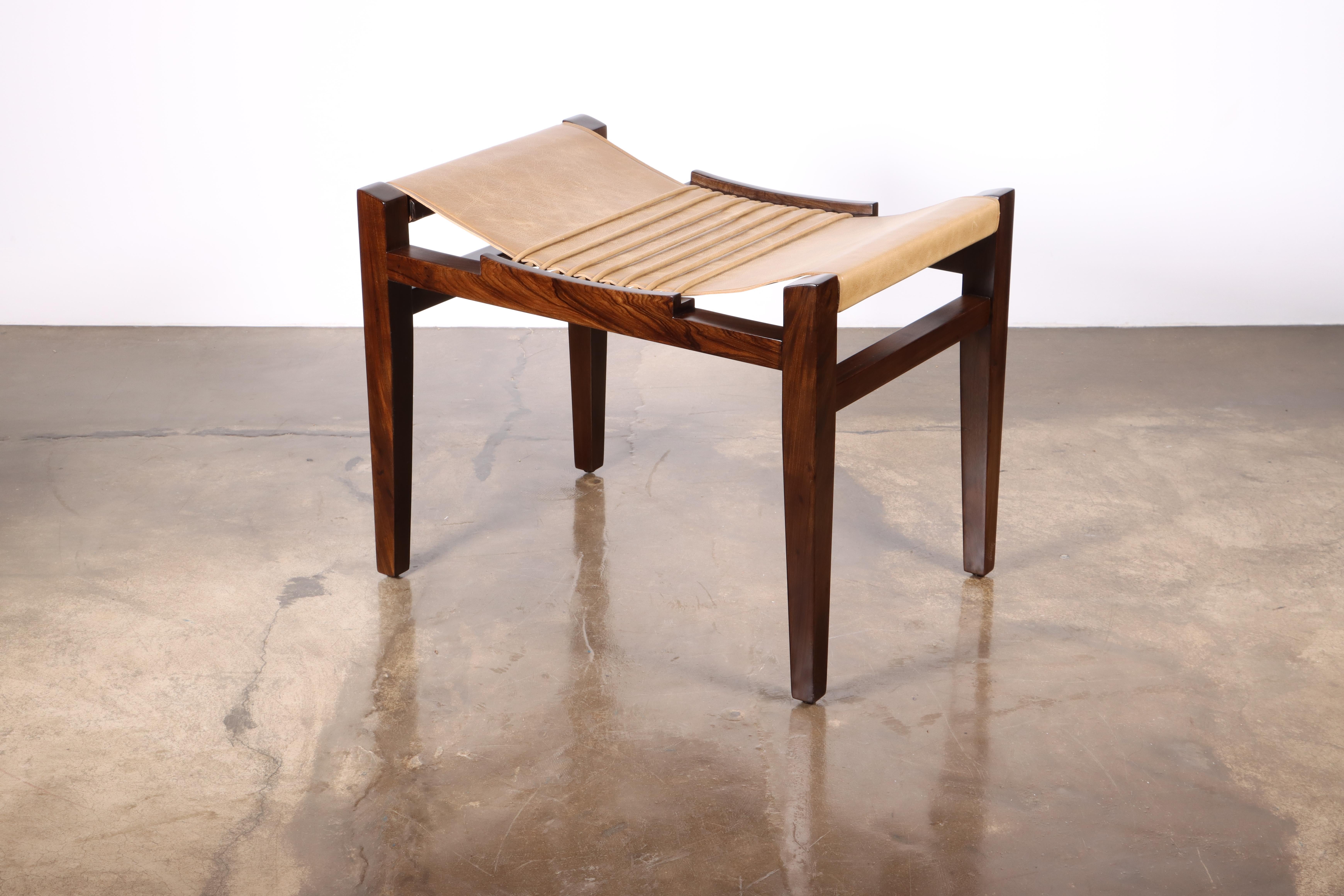 Le tabouret Luzio est doté d'une structure en bois massif et d'un siège en cuir élancé, avec des cordons en cuir faits à la main pour donner au siège sa forme caractéristique. Disponible en plusieurs cuirs standard assortis ou contrastés, ou dans le