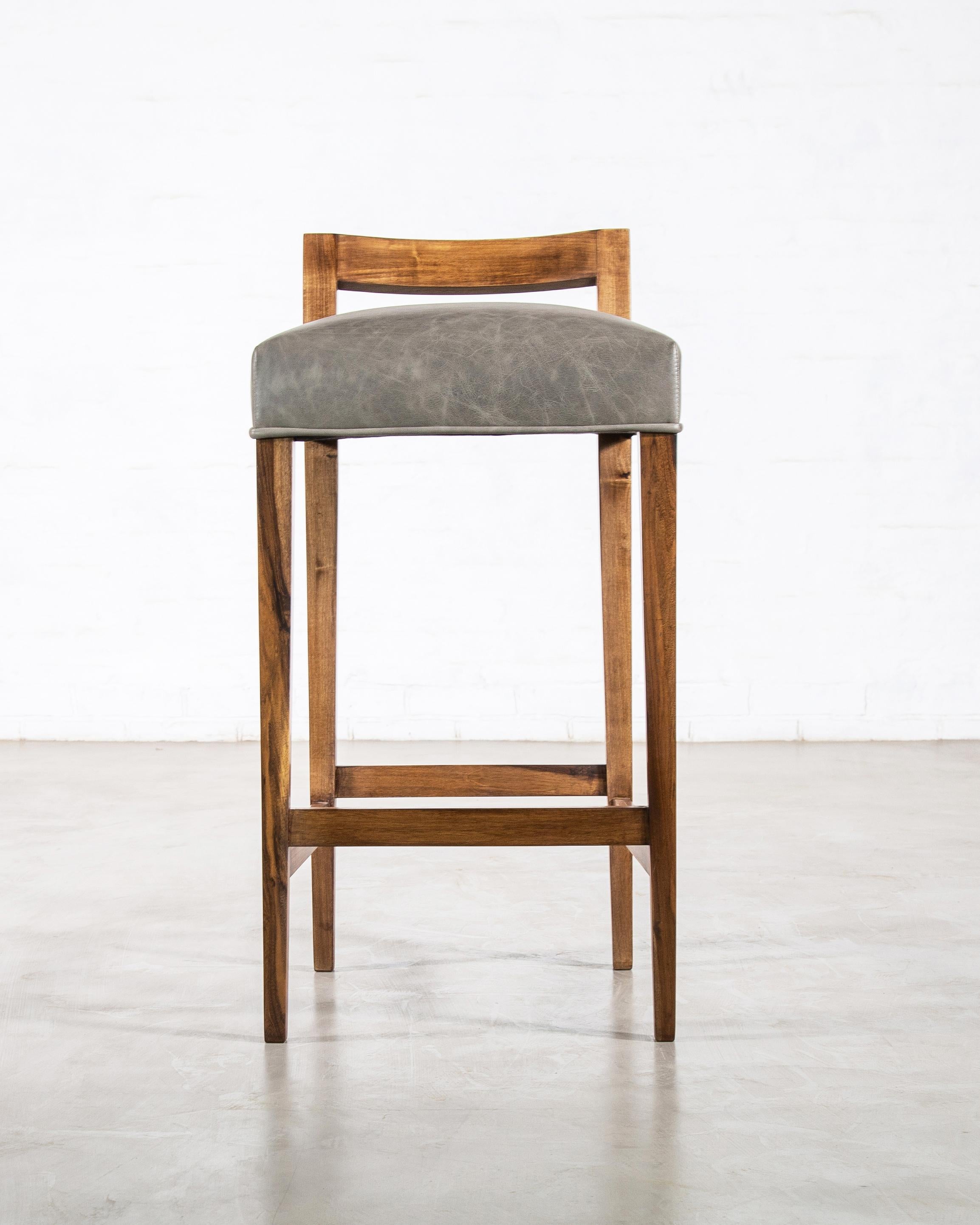 Moderne Tabouret contemporain à dossier bas en bois exotique et cuir de Costantini, Umberto en vente