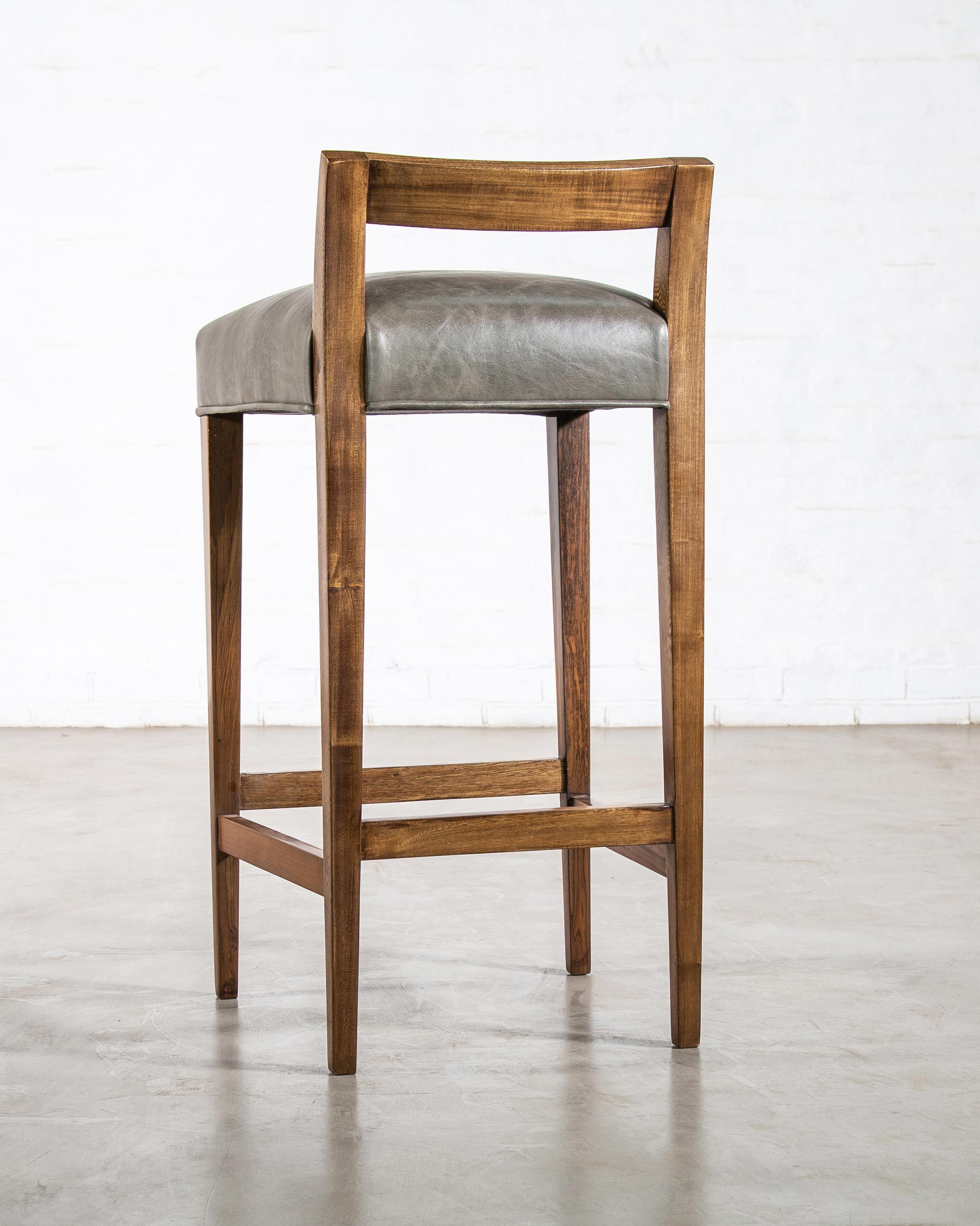 Cuir Tabouret contemporain à dossier bas en bois exotique et cuir de Costantini, Umberto en vente