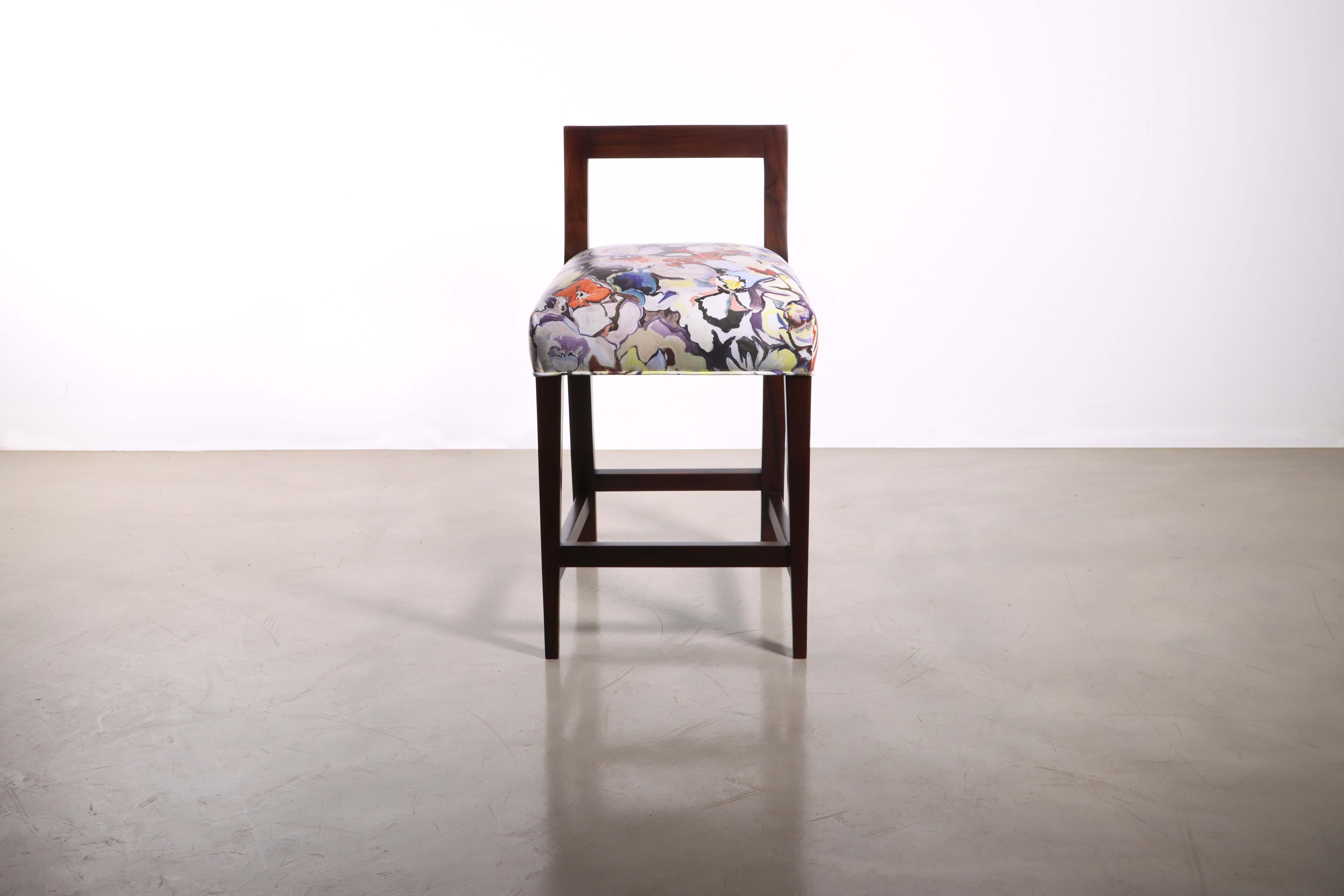Moderne Tabouret contemporain en Wood exotique et cuir floral de Costantini, Ecco en vente