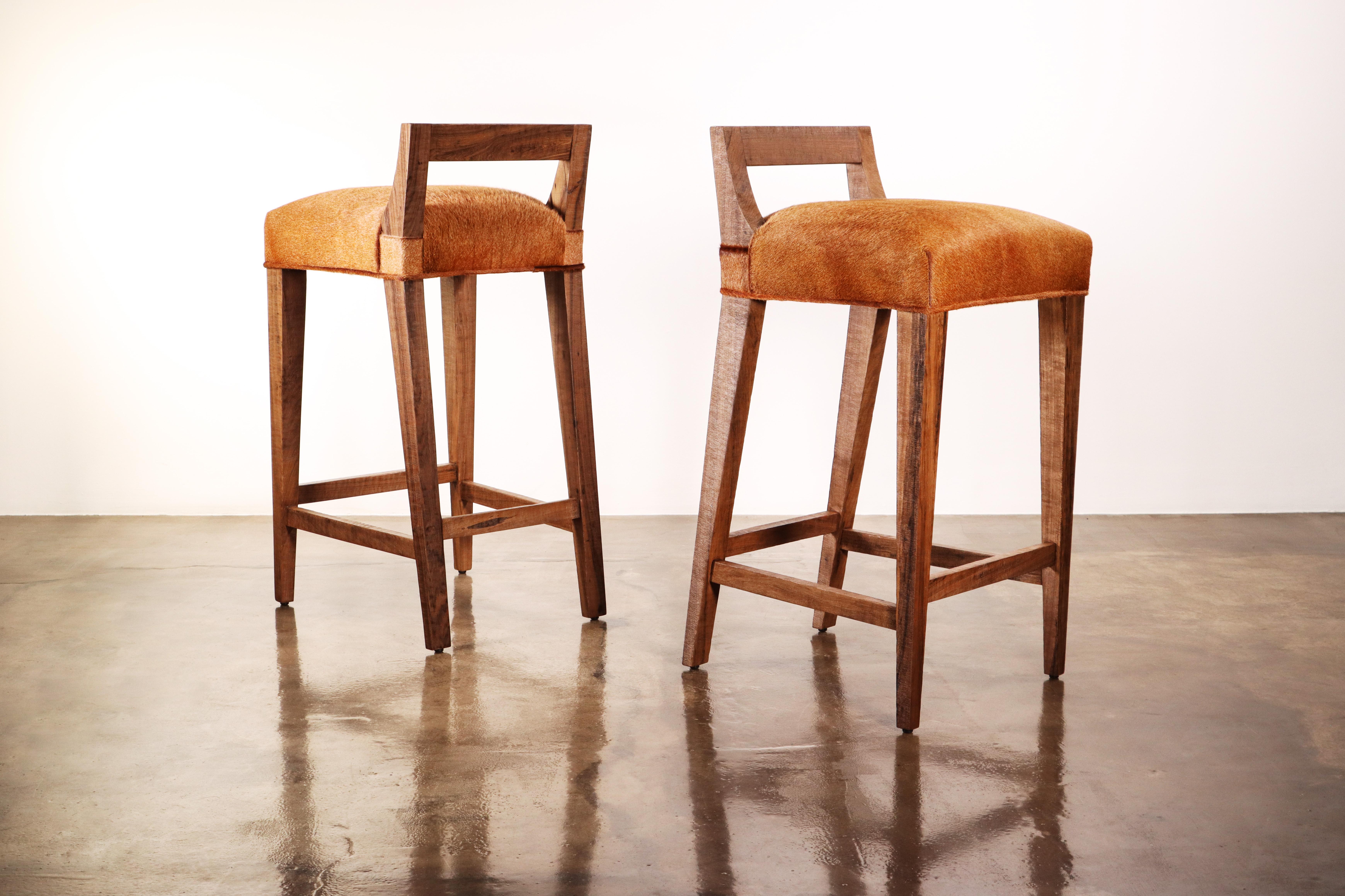 Argentin Tabouret contemporain en bois exotique en cuir de peau de poil de Costantini, Ecco en vente