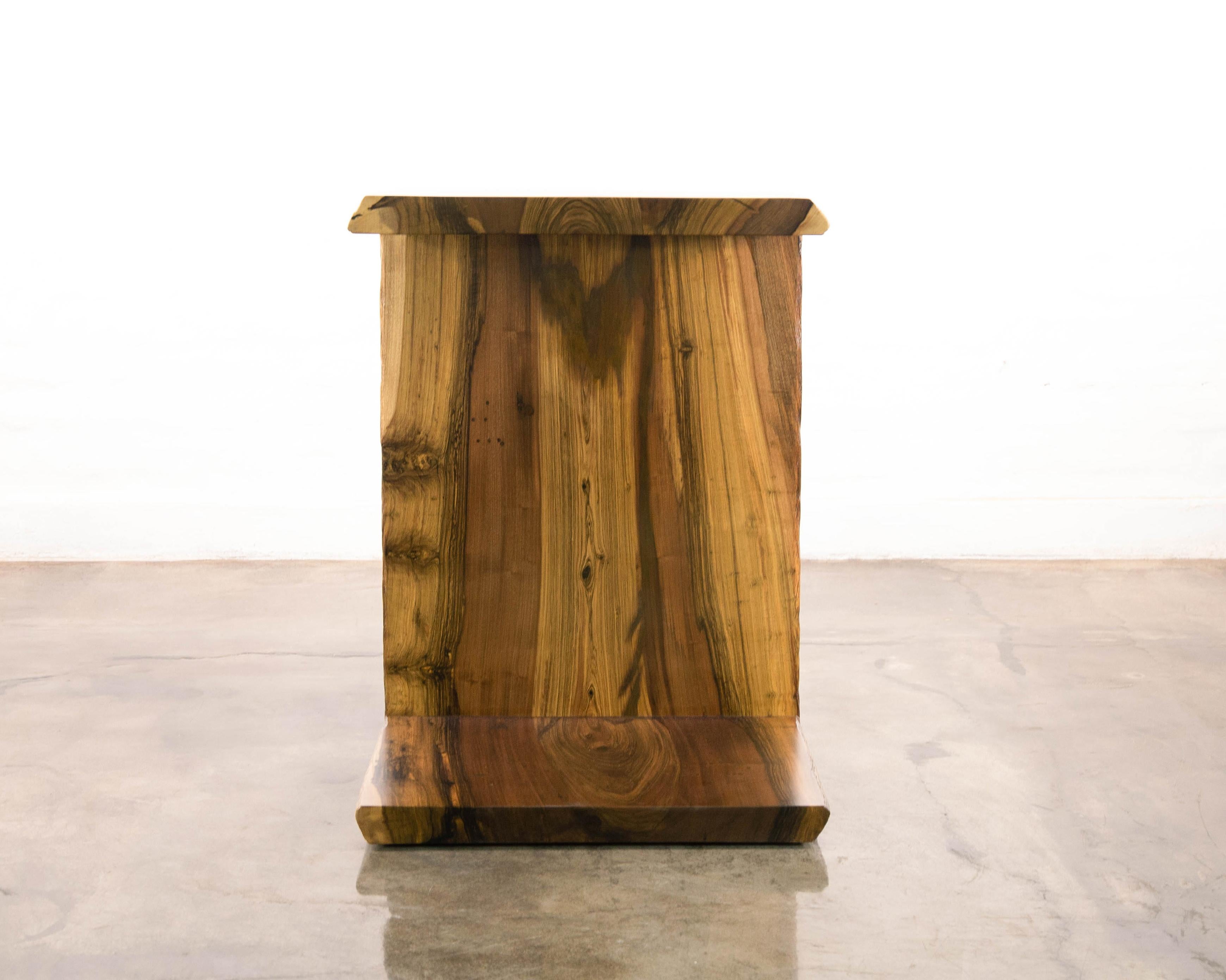Travail du bois Table d'appoint en porte-à-faux en bois exotique à bord vif de Costantini, Carlo en vente