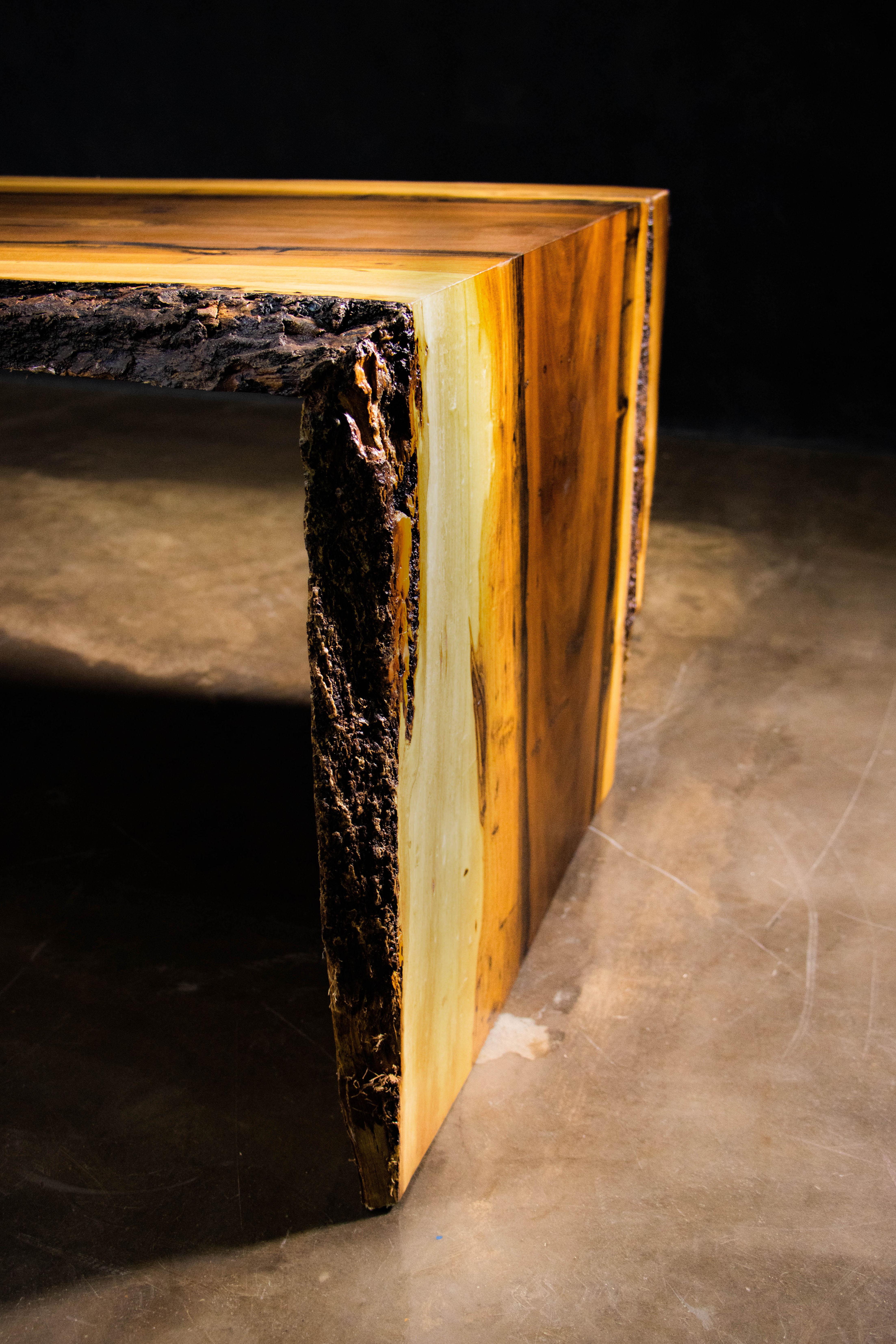 Table basse cascade en bois exotique à bords vifs de Costantini, Carlo 