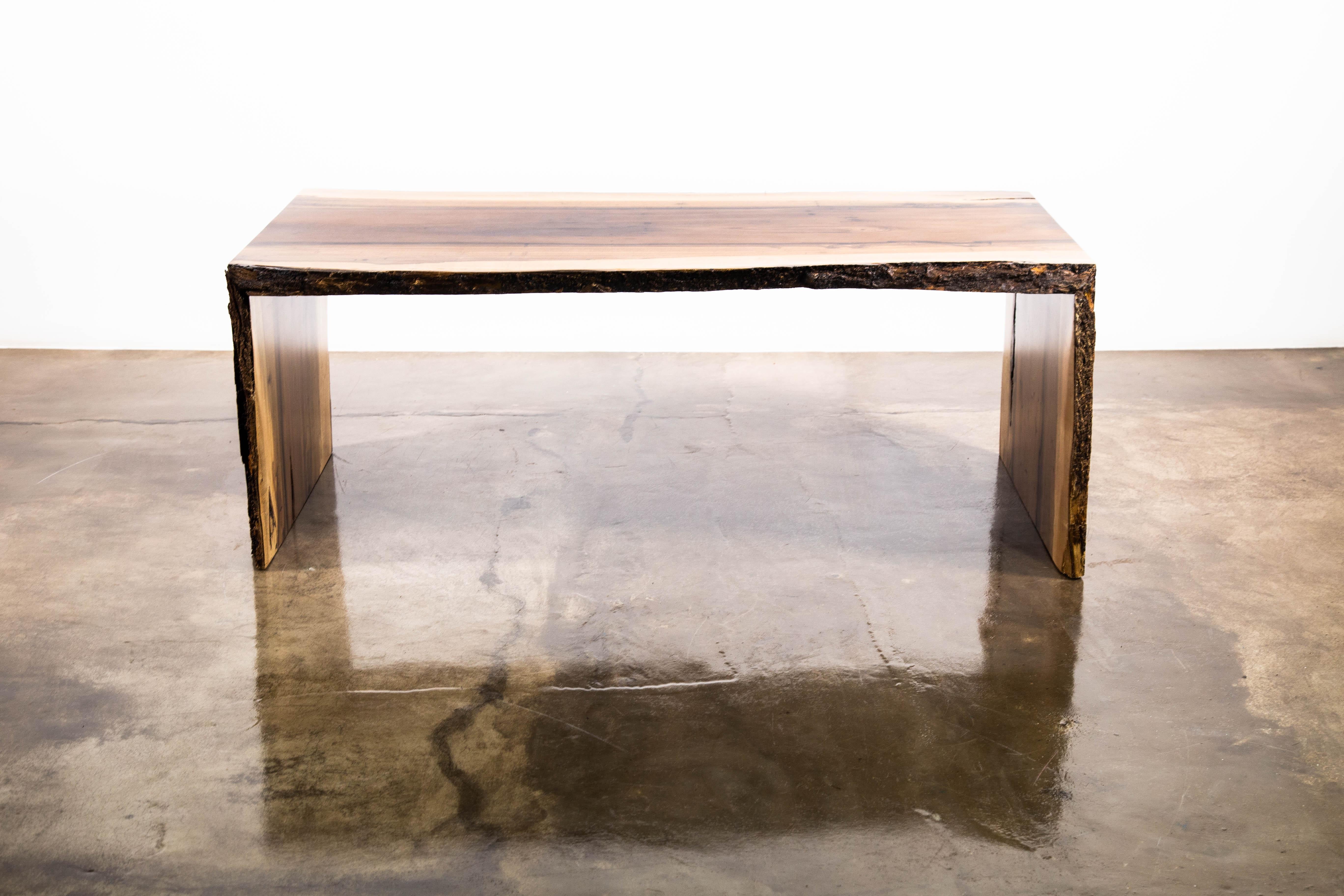 Der Carlo-Tisch ist ein Tisch im Wasserfall-Stil mit lebendiger Kante, der aus massivem argentinischem Palisanderholz mit natürlicher Oberfläche hergestellt wird. Sein minimalistisches Design lässt die Schönheit der Natur in den Mittelpunkt rücken.